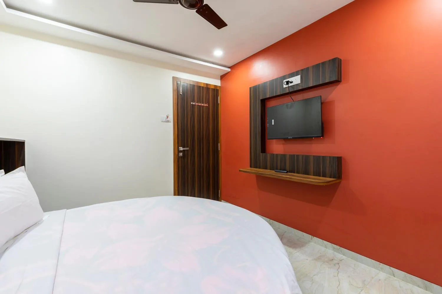 Communal lounge/ TV room, Bed in Hotel Samrat Palace