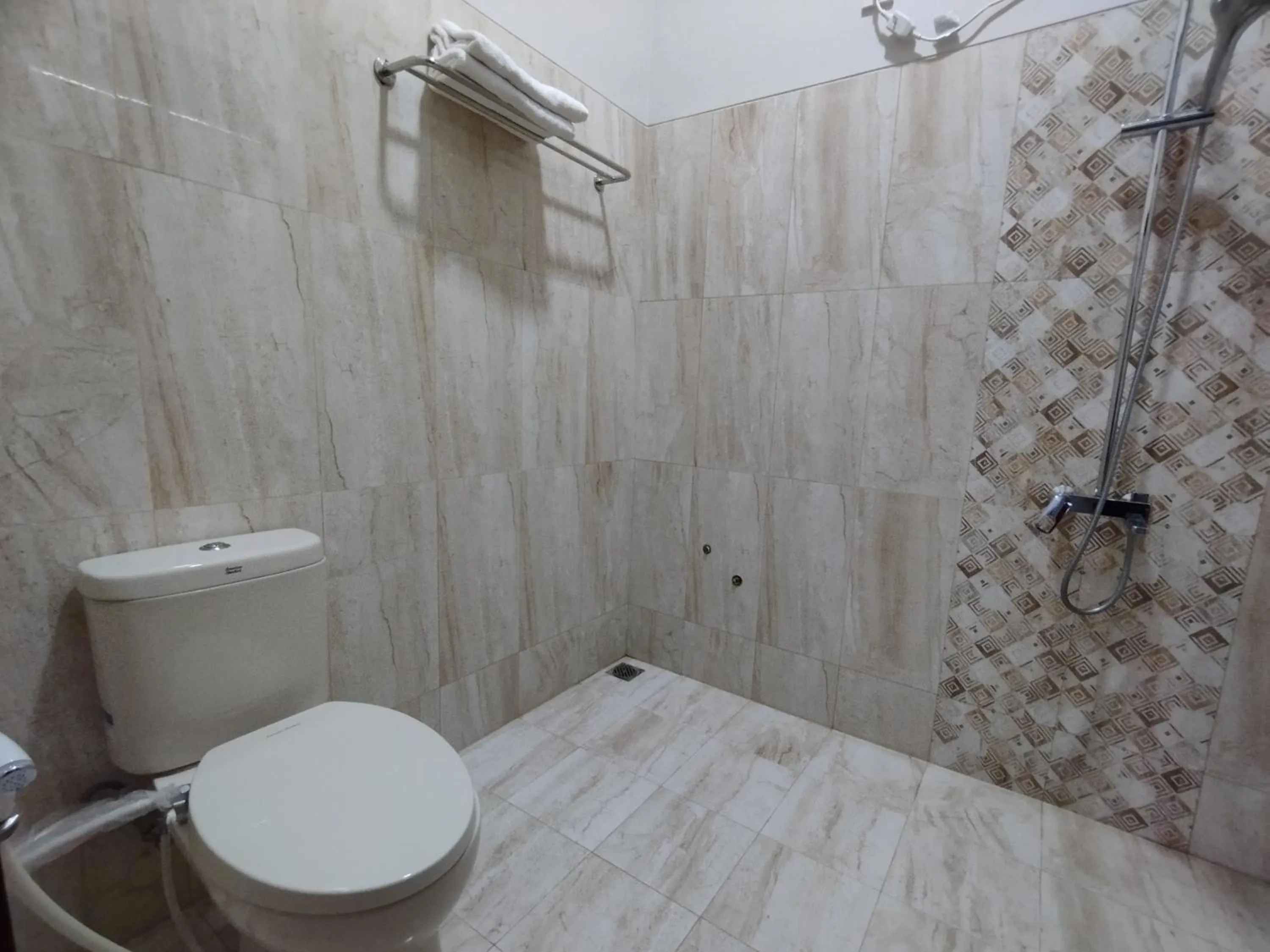 Shower in Saira Hotel dan Homestay Syariah