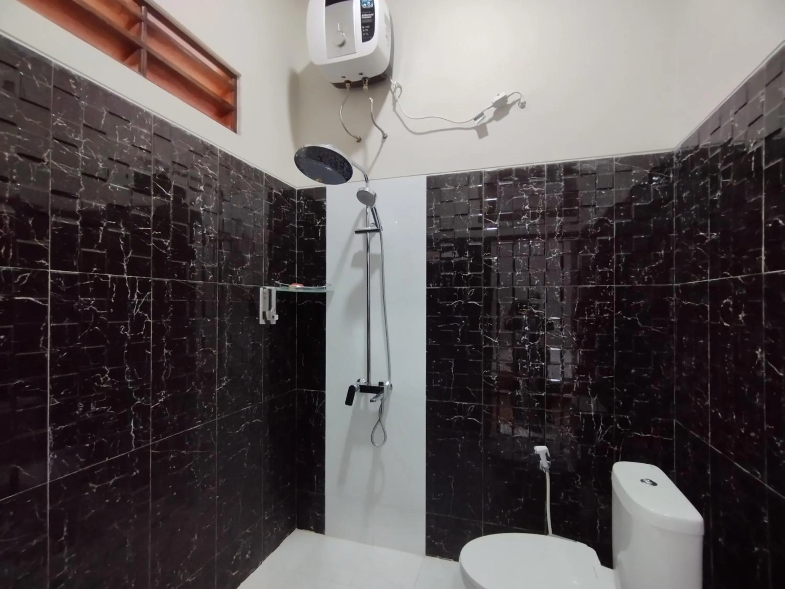 Shower in Saira Hotel dan Homestay Syariah