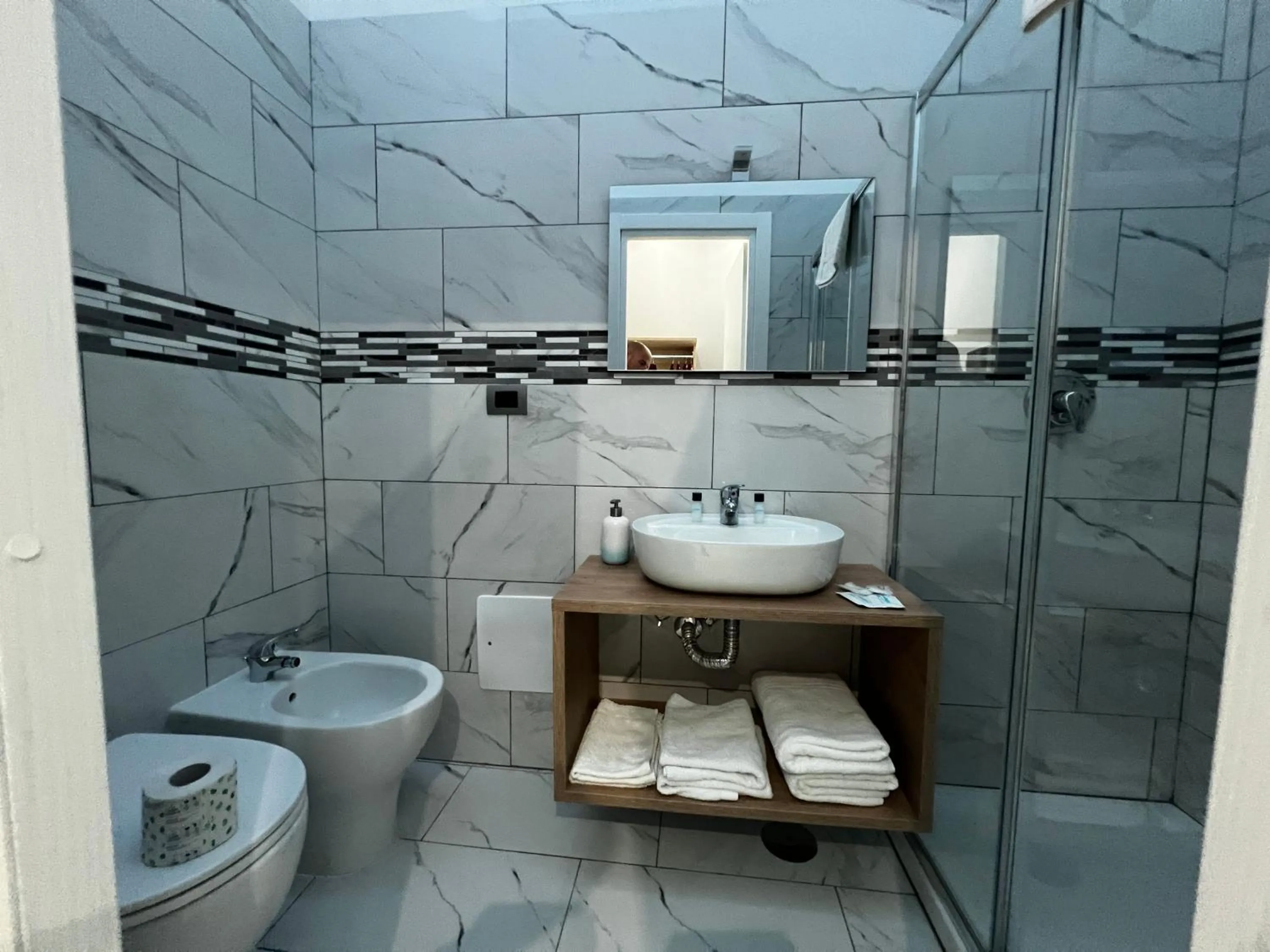 Shower in Napoli Forever