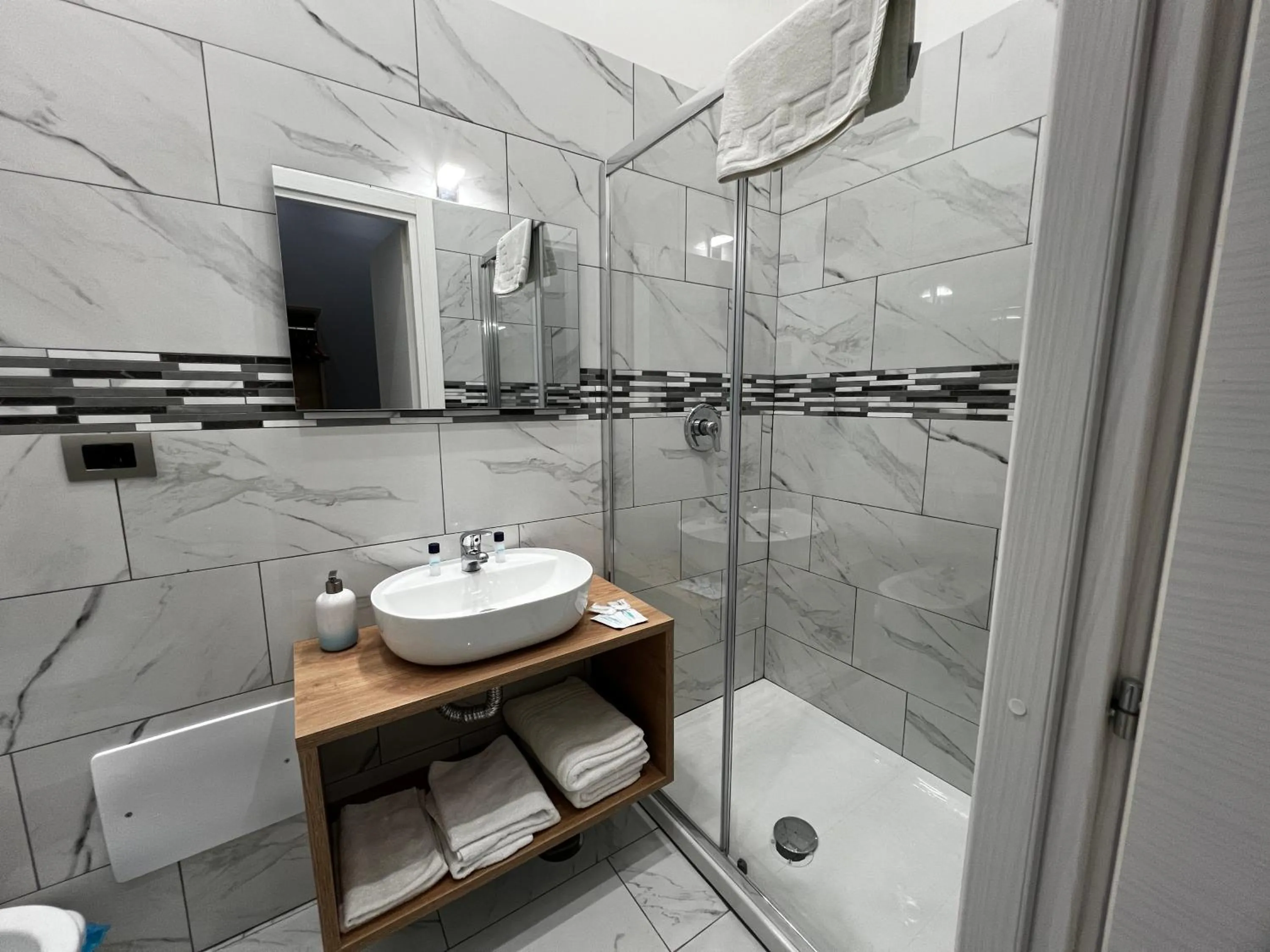 Shower in Napoli Forever