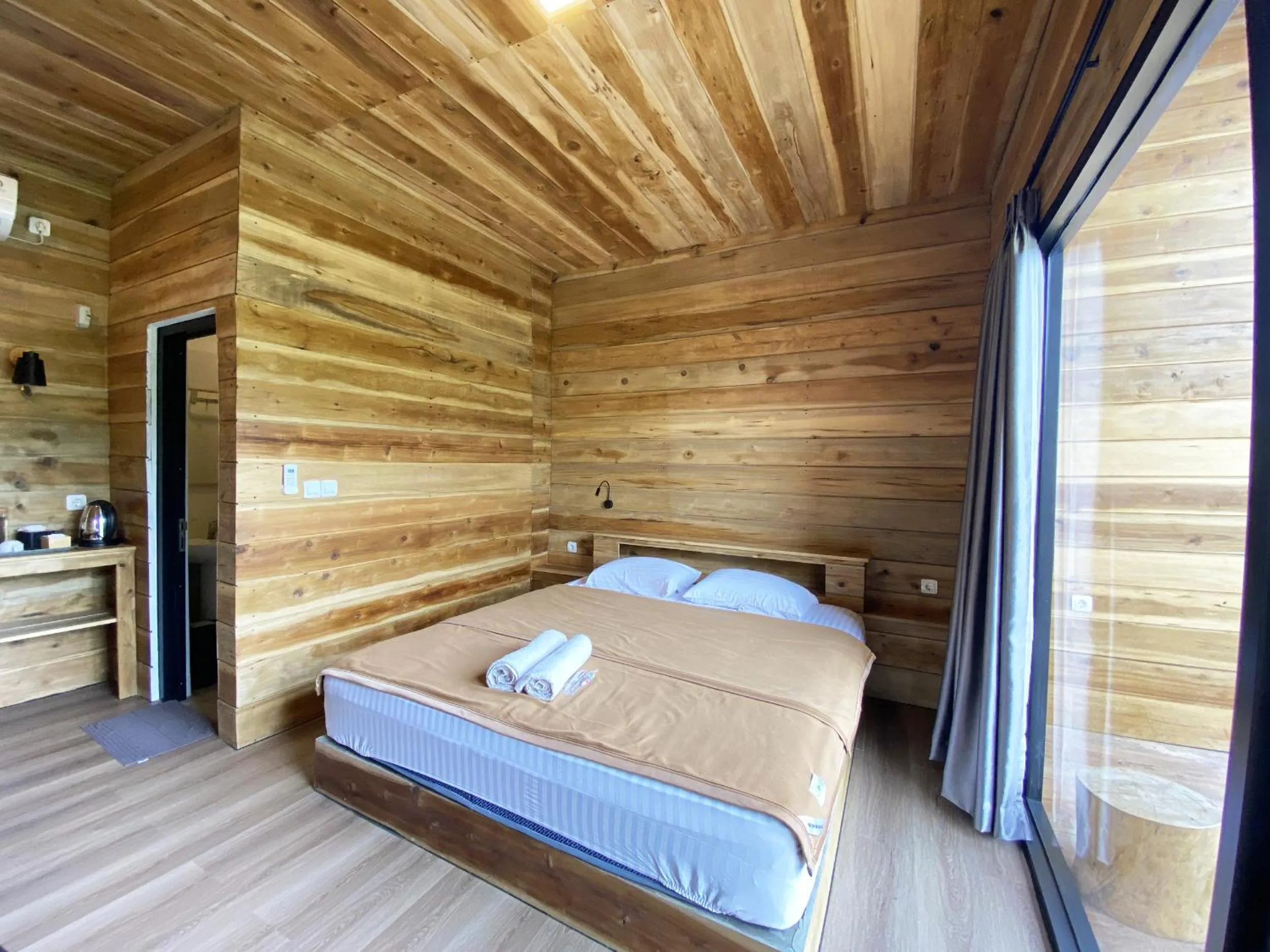 Photo of the whole room, Bed in Shine River