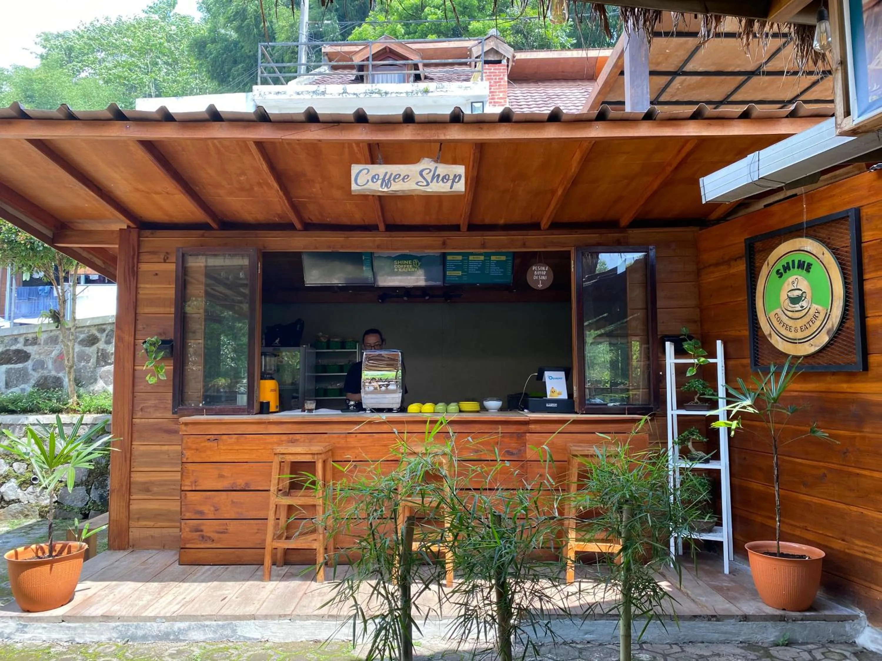 Restaurant/places to eat in Shine River