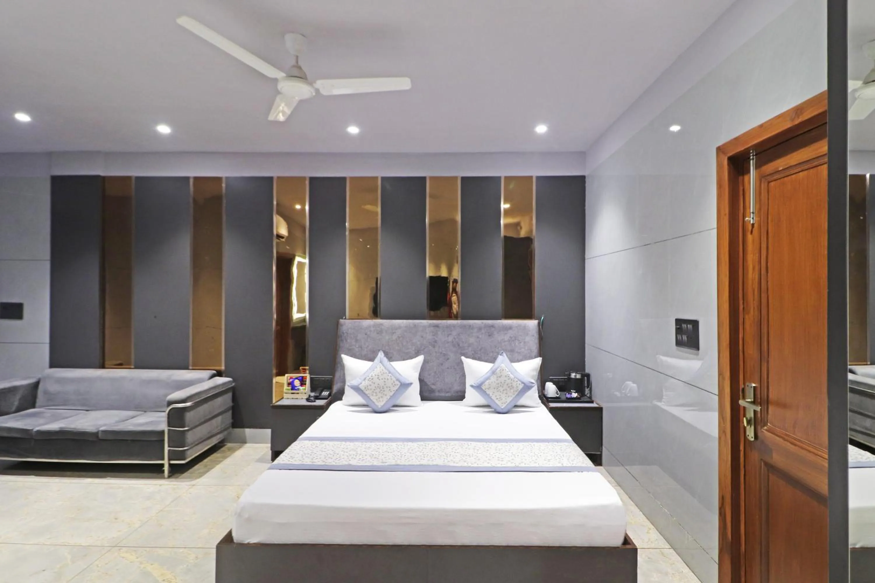 Bed in Hotel Preet Inn 05 Mints Walking Distance Nizamuddin Railway Station