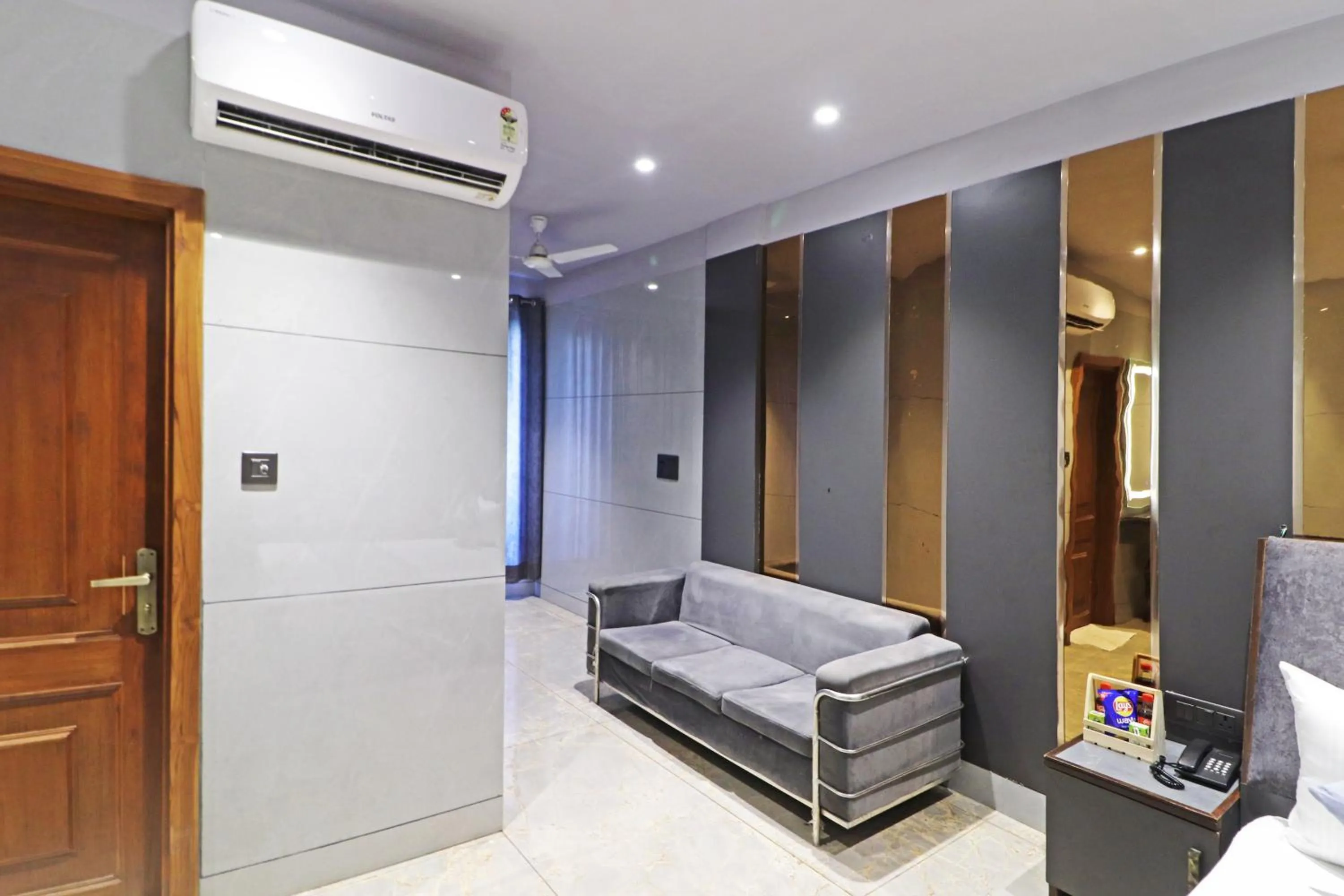 Bed in Hotel Preet Inn 05 Mints Walking Distance Nizamuddin Railway Station