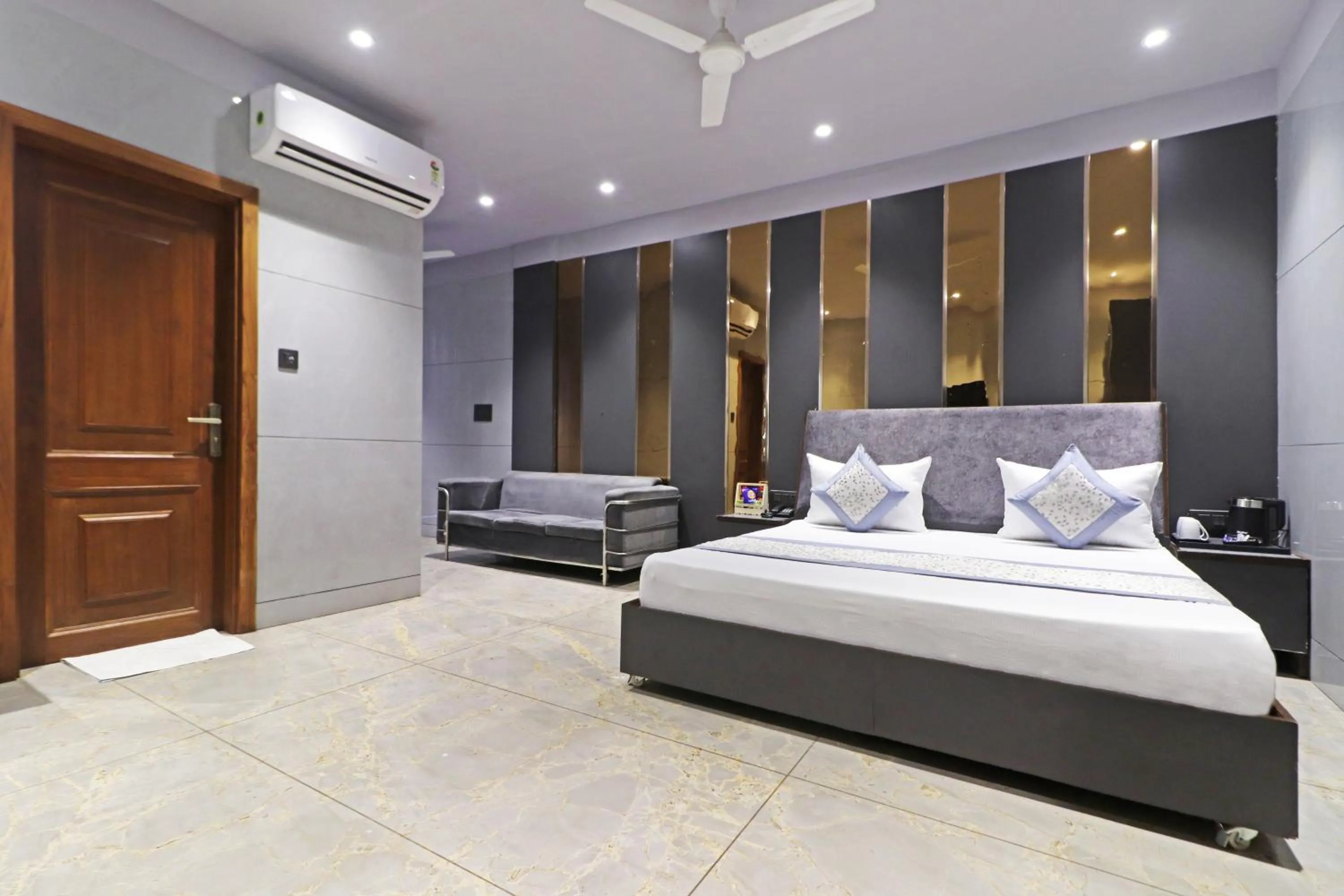 Bed in Hotel Preet Inn 05 Mints Walking Distance Nizamuddin Railway Station