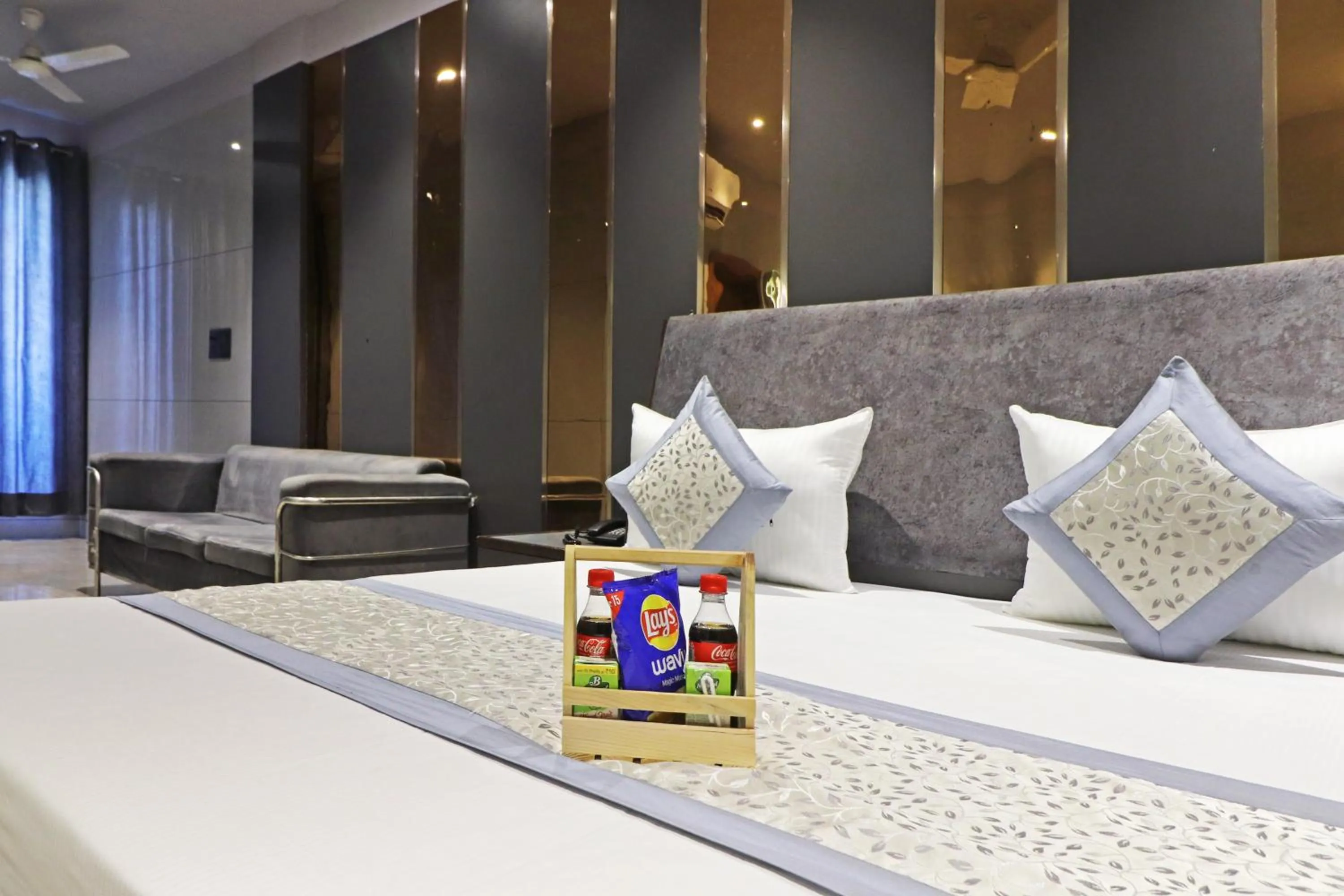 Bed in Hotel Preet Inn 05 Mints Walking Distance Nizamuddin Railway Station