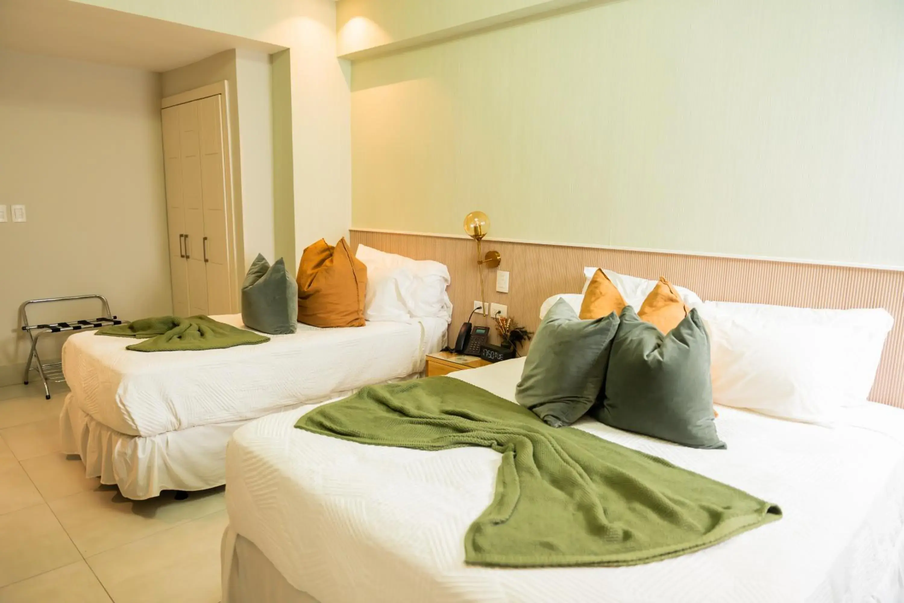 Triple Room in Hotel Stay Here Suites Triple Room in Hotel Stay Here Suites