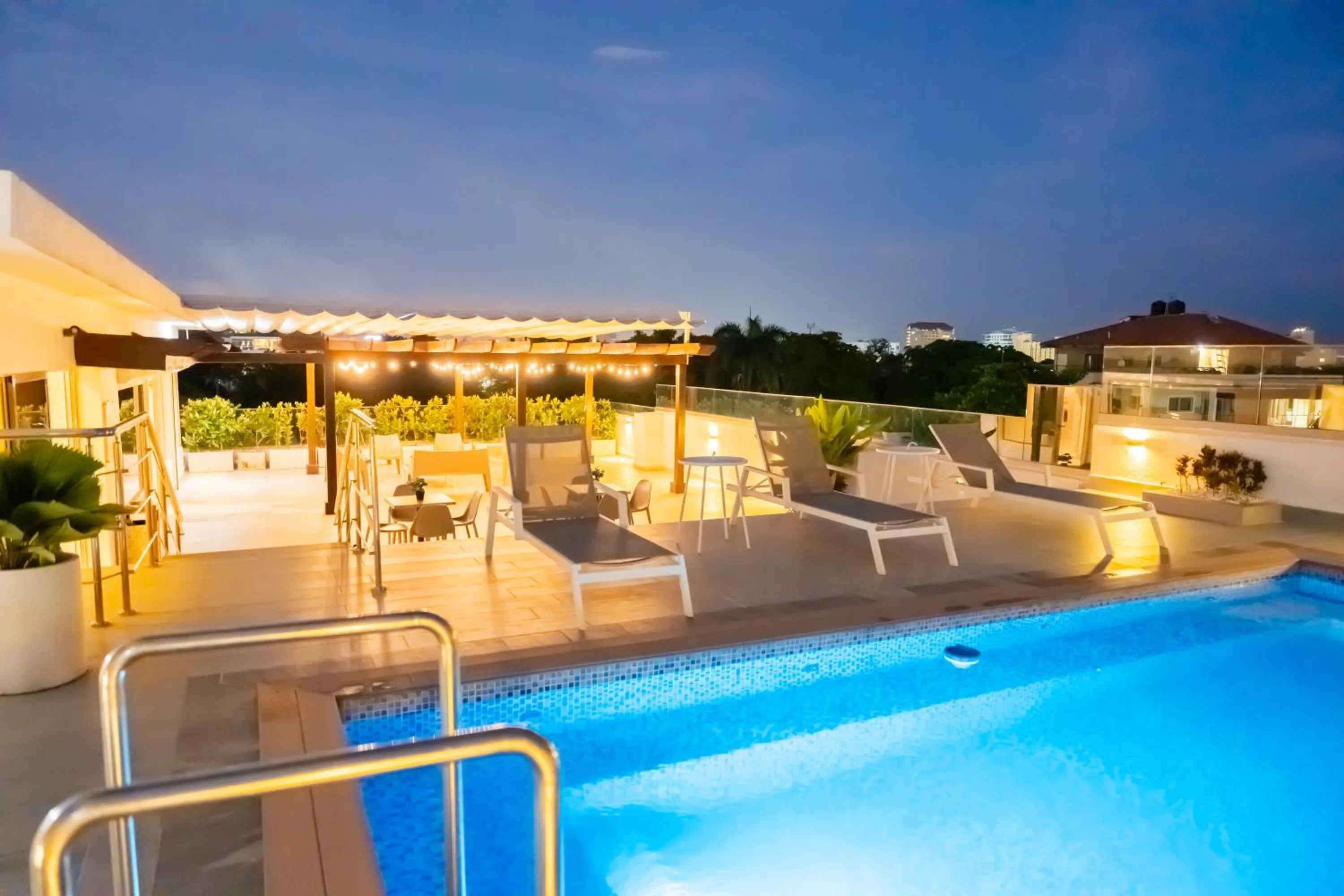 Swimming pool in Hotel Stay Here Suites