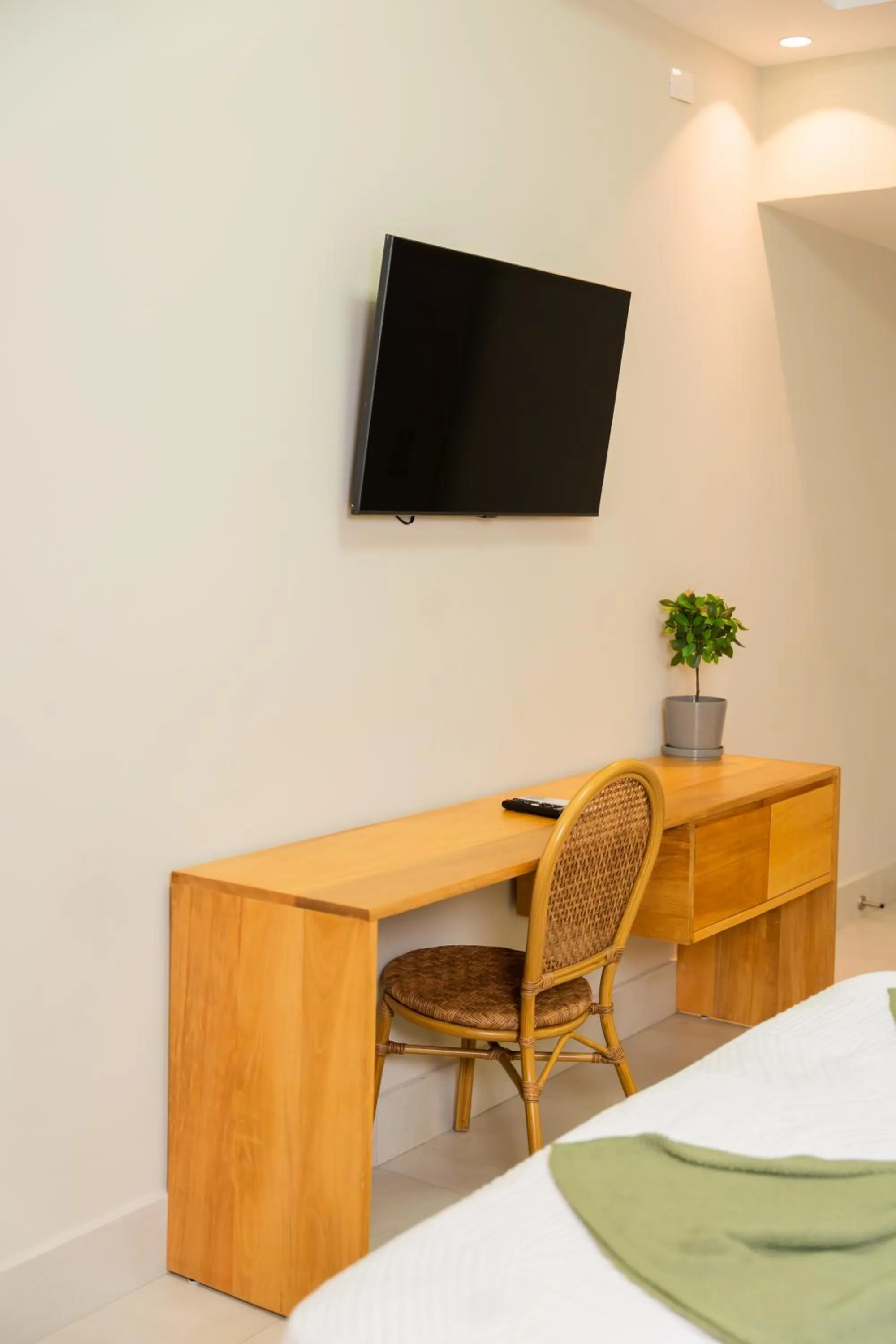 TV and multimedia in Hotel Stay Here Suites