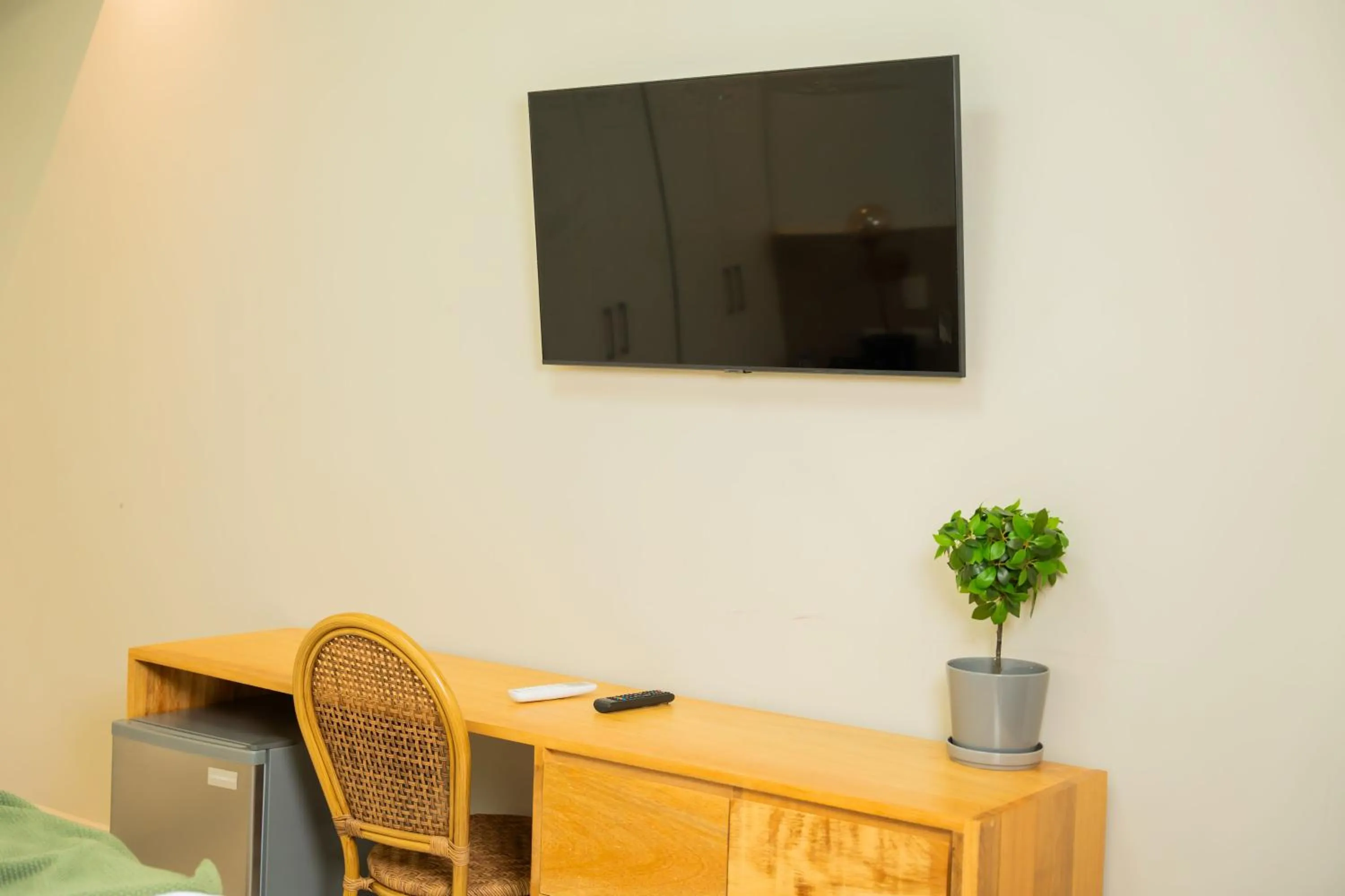 TV and multimedia in Hotel Stay Here Suites