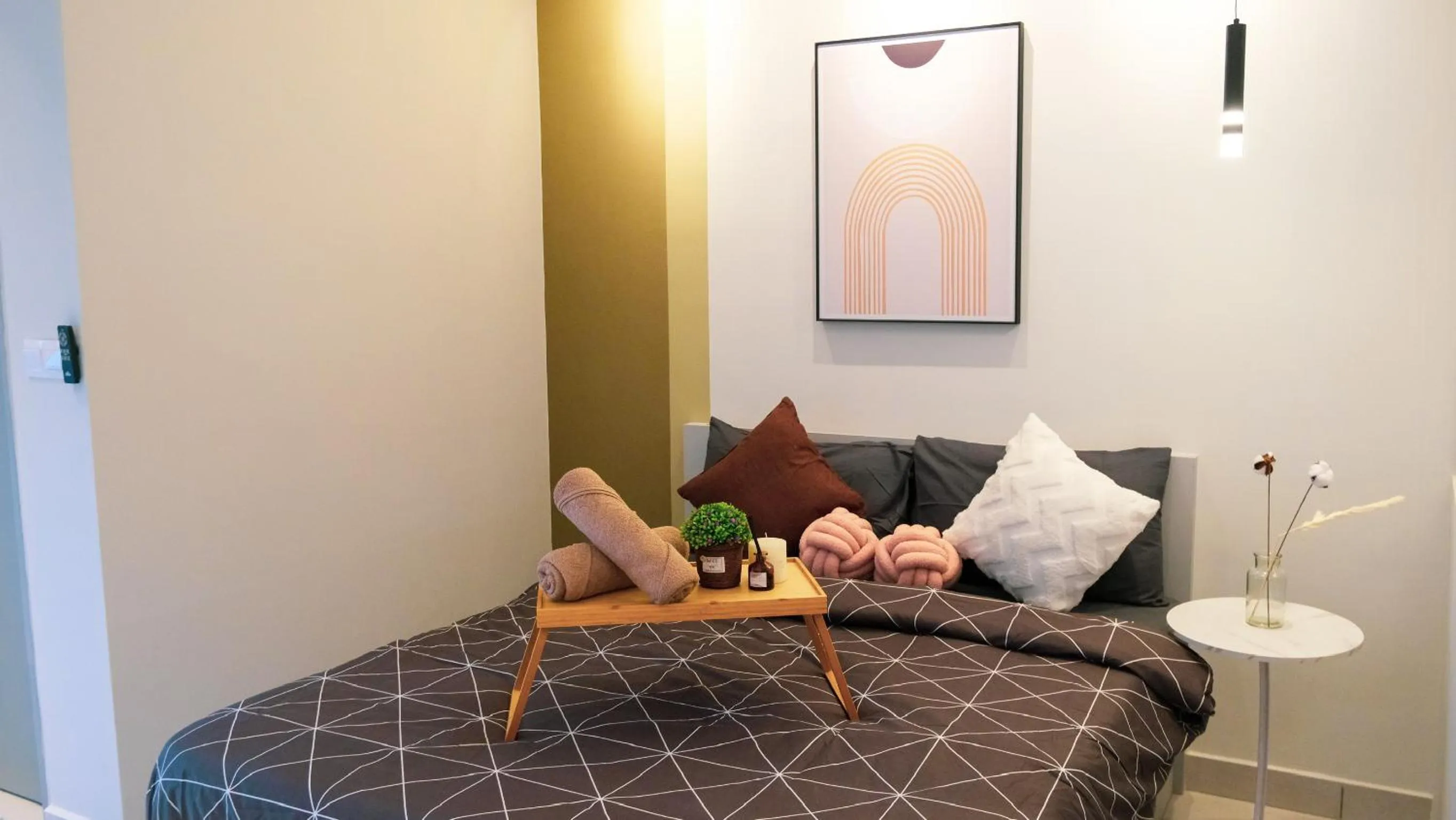 Bed in Netizen Cozy Suite By GUESTONIC