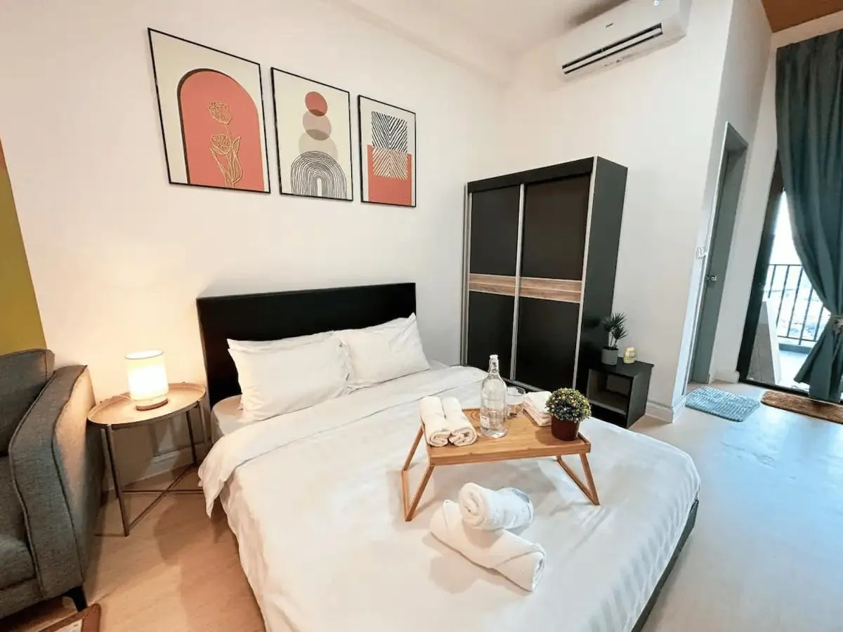 Bed in Netizen Cozy Suite By GUESTONIC