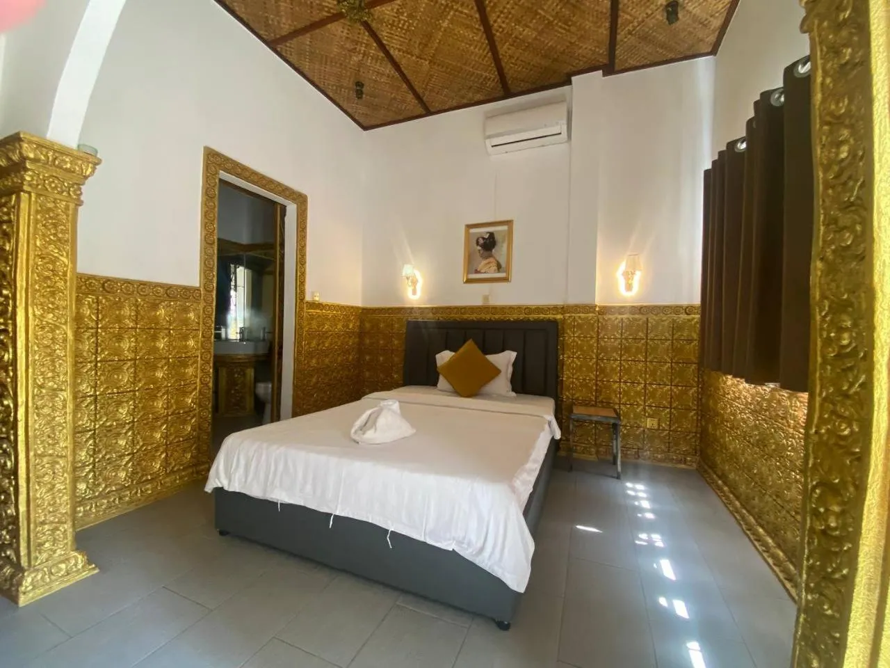 Bed in Le Hotel Hotel Phnom Penh