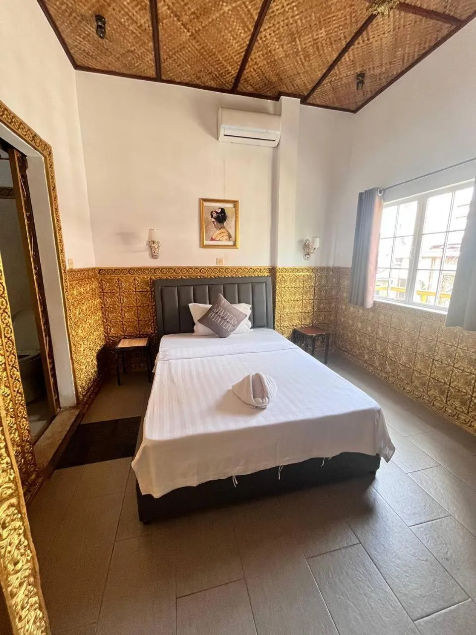 Bed in Le Hotel Hotel Phnom Penh