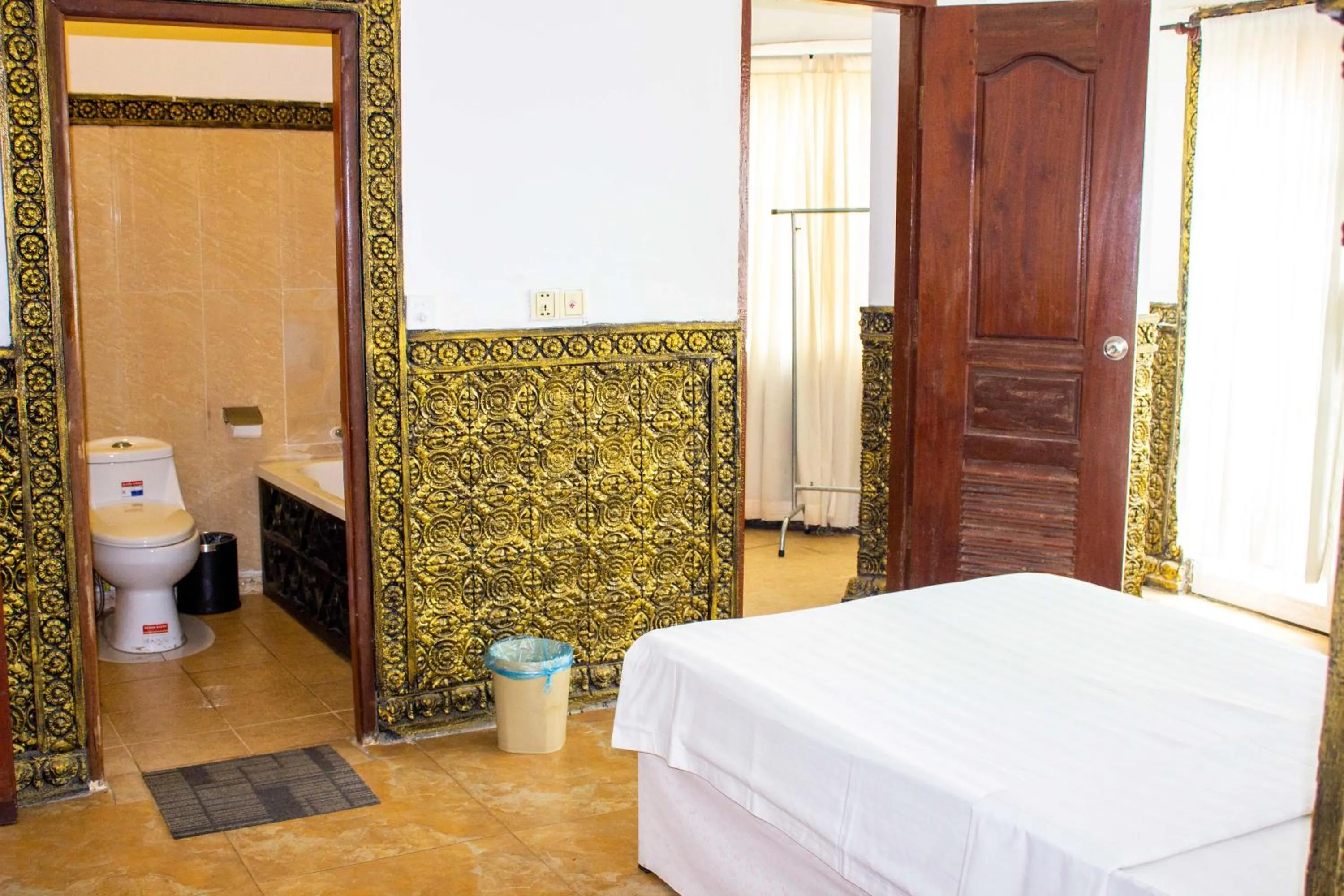 Toilet in Le Hotel Hotel Phnom Penh