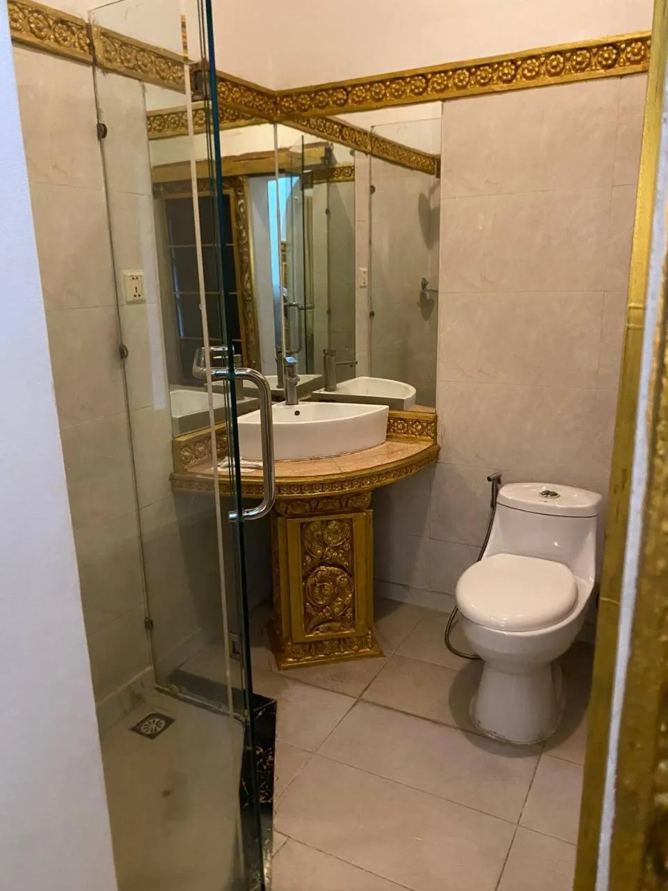 Shower in Le Hotel Hotel Phnom Penh