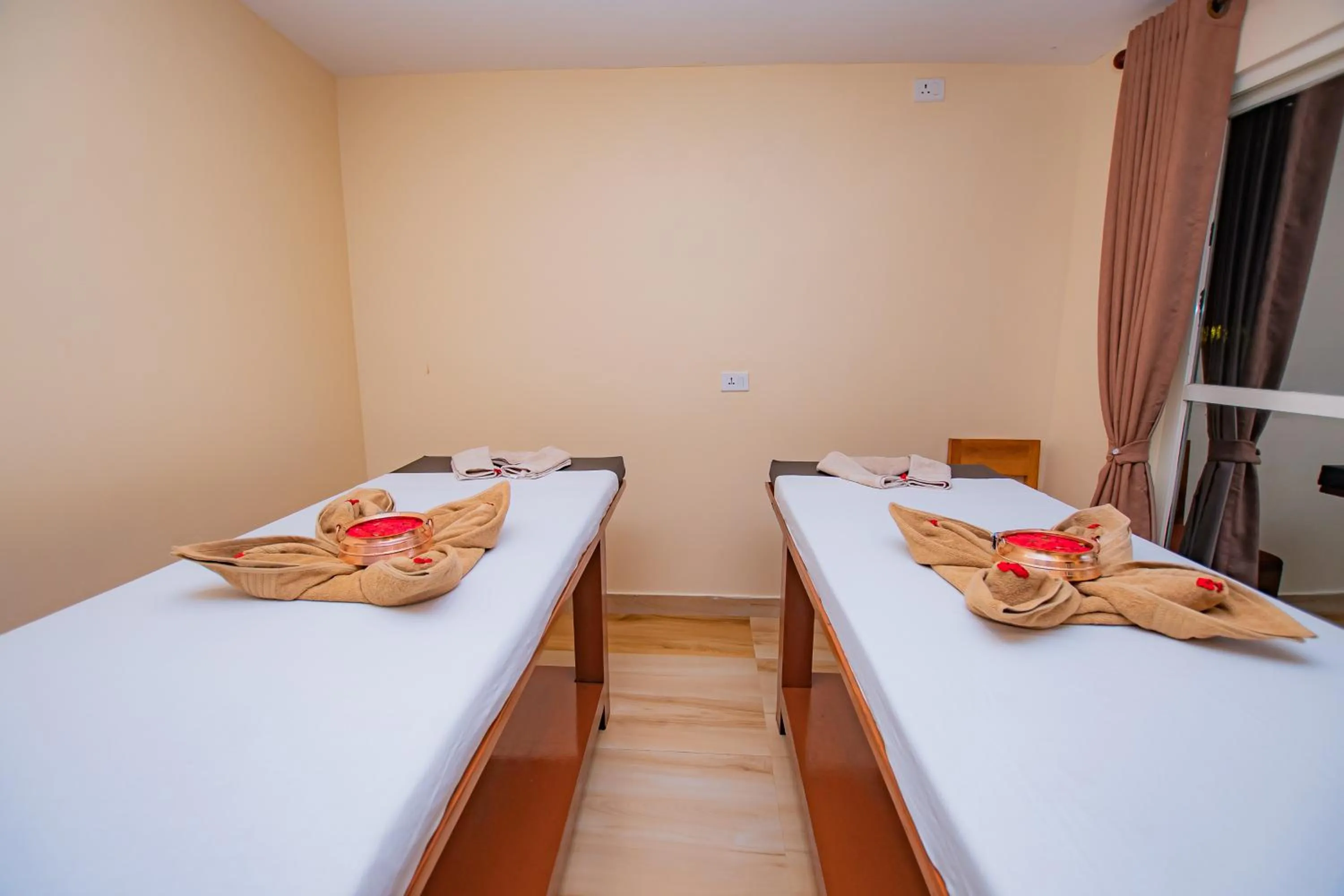 Spa and wellness centre/facilities, Bed in Majestic Lake Front Hotel & Suites