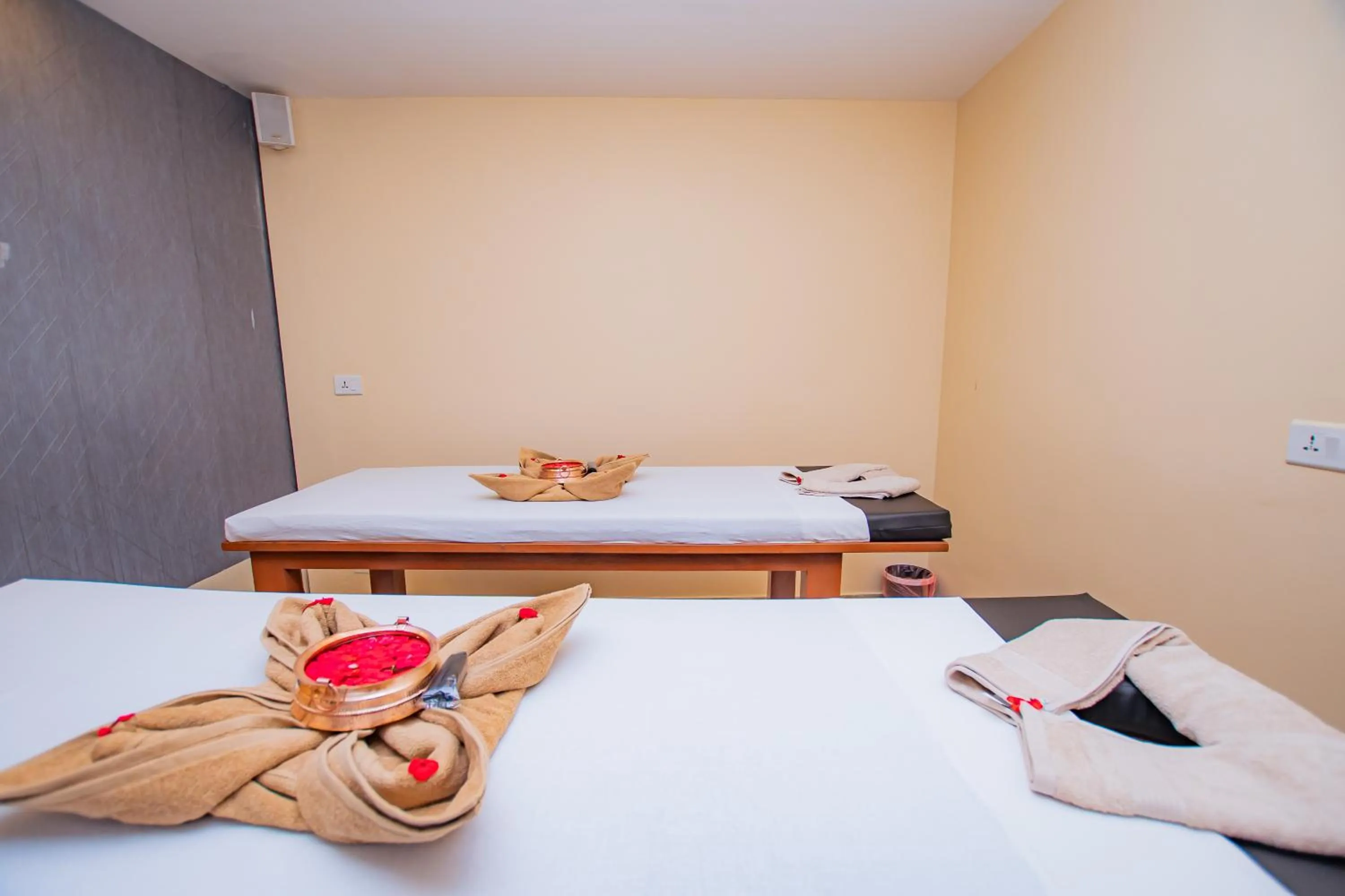 Spa and wellness centre/facilities, Bed in Majestic Lake Front Hotel & Suites