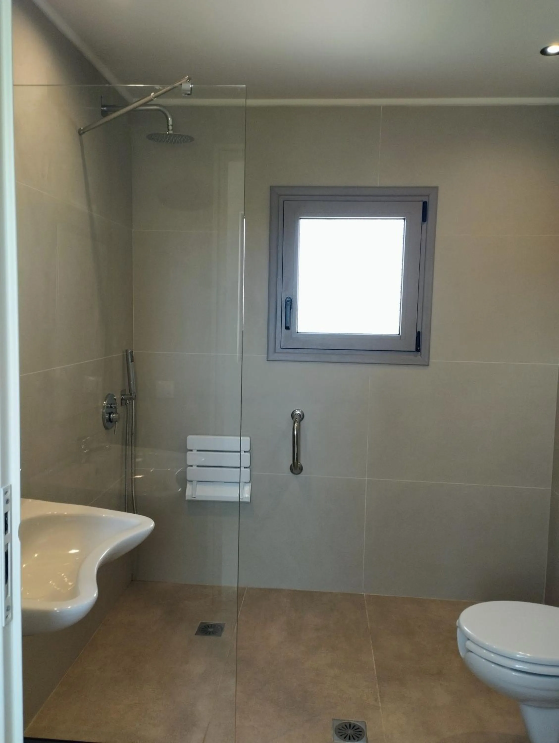 Shower in Pnoe Eco Residences