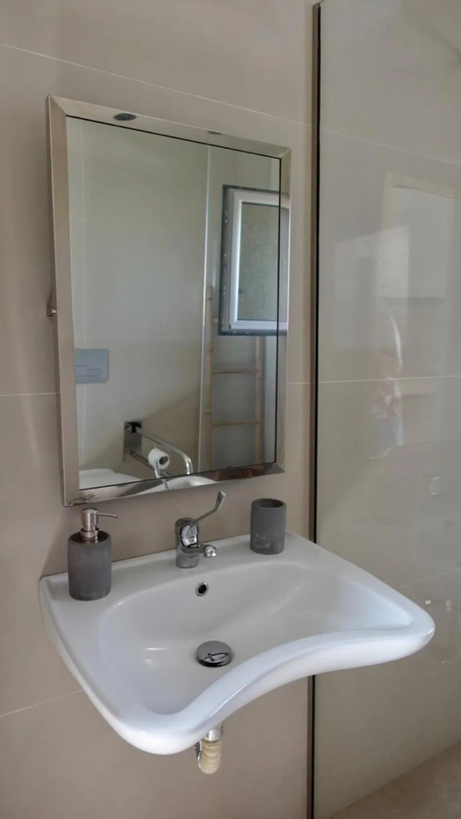 Shower in Pnoe Eco Residences