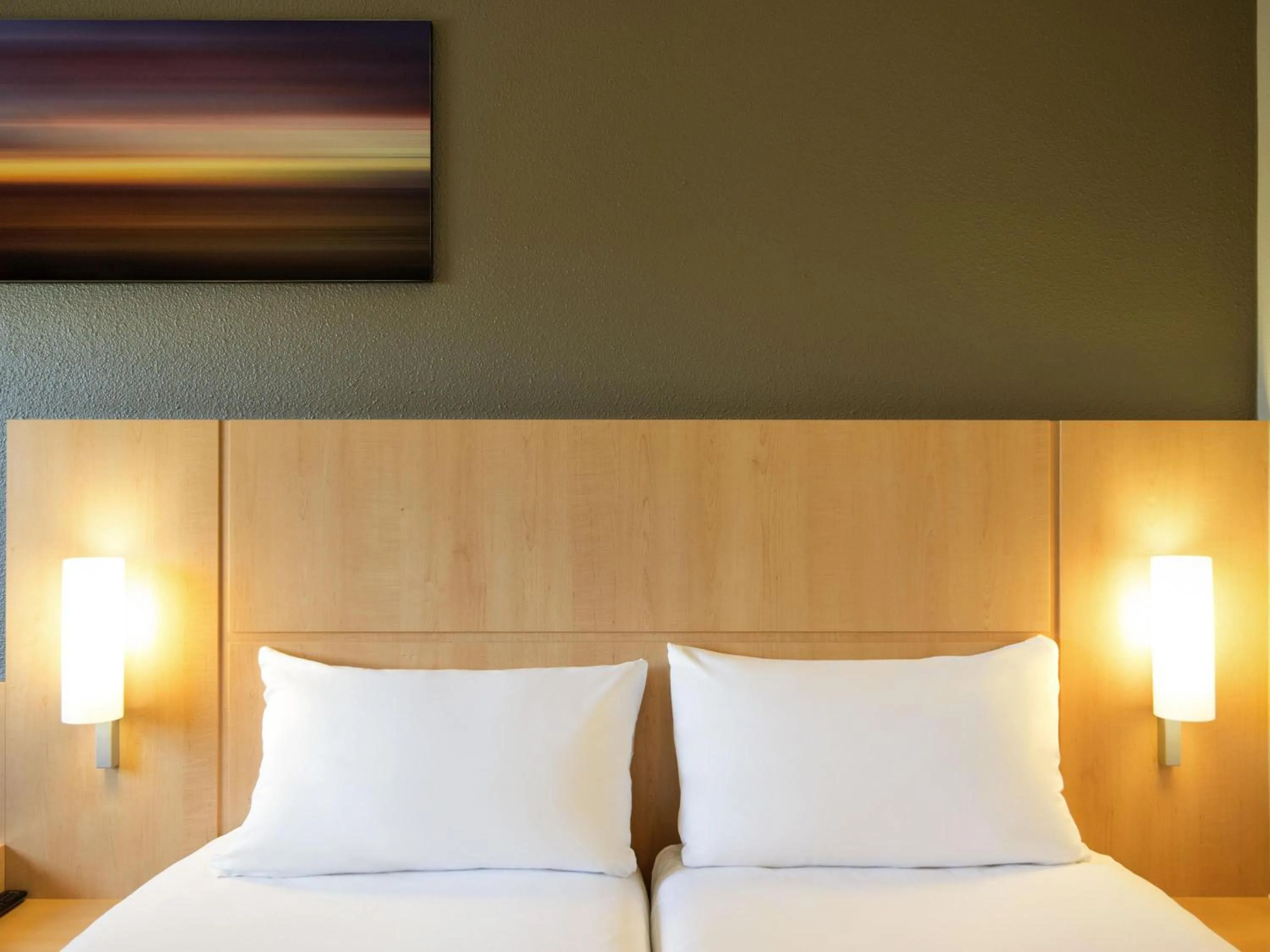 Bedroom, Bed in ibis Utrecht