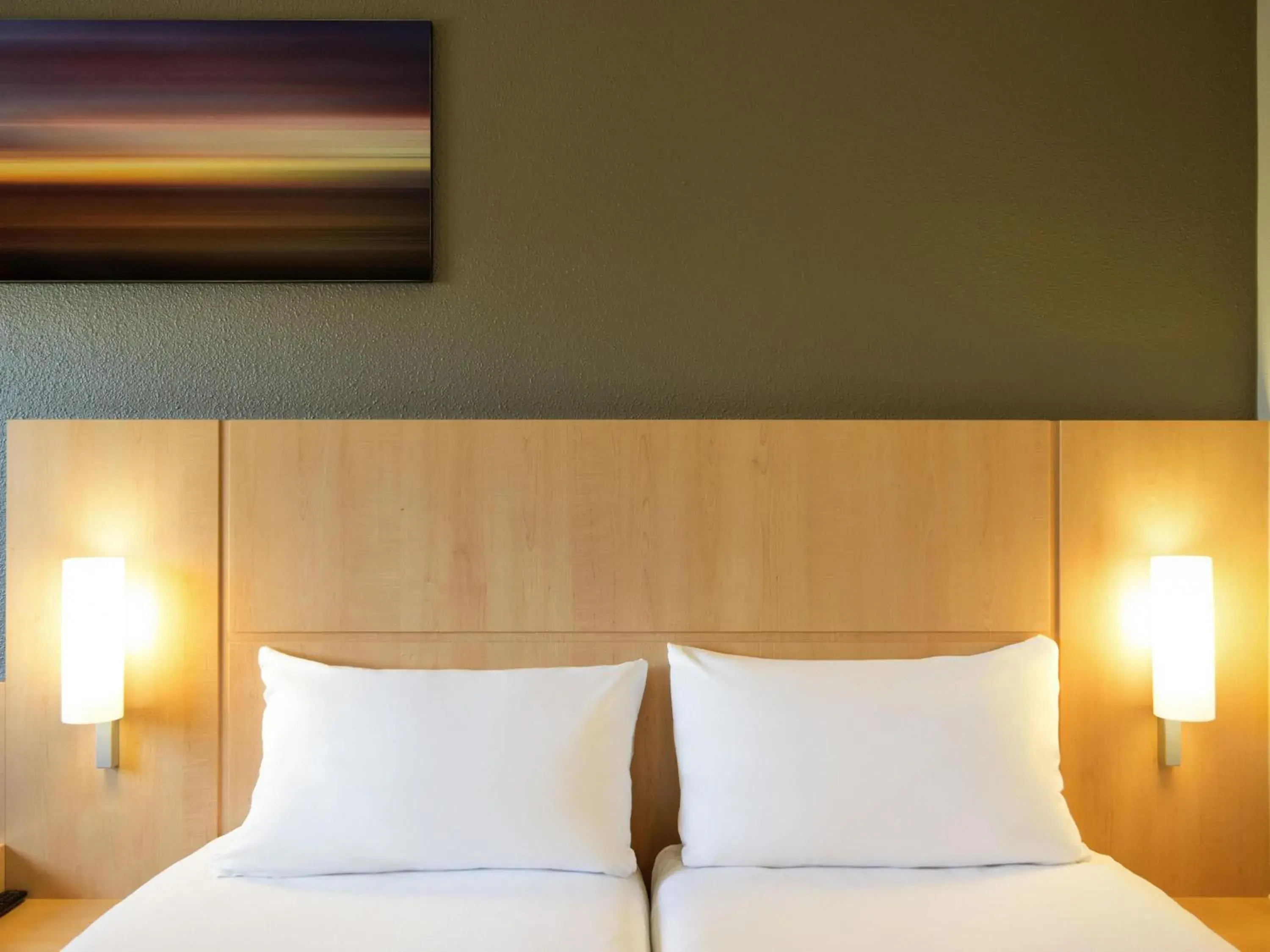 Standard Twin Room in ibis Utrecht Standard Twin Room in ibis Utrecht