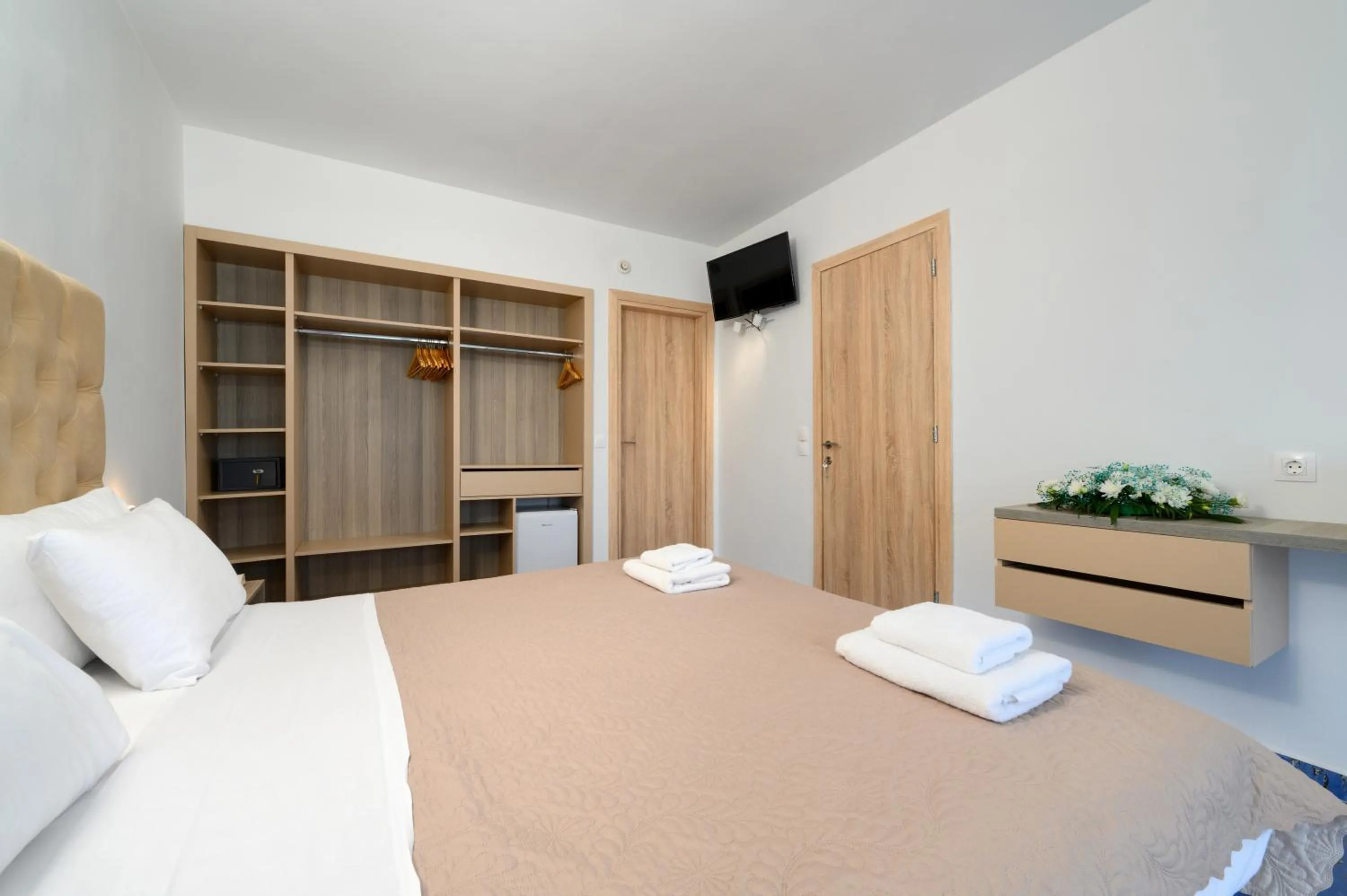 Bedroom, Bed in Ninos Grand Beach Resort