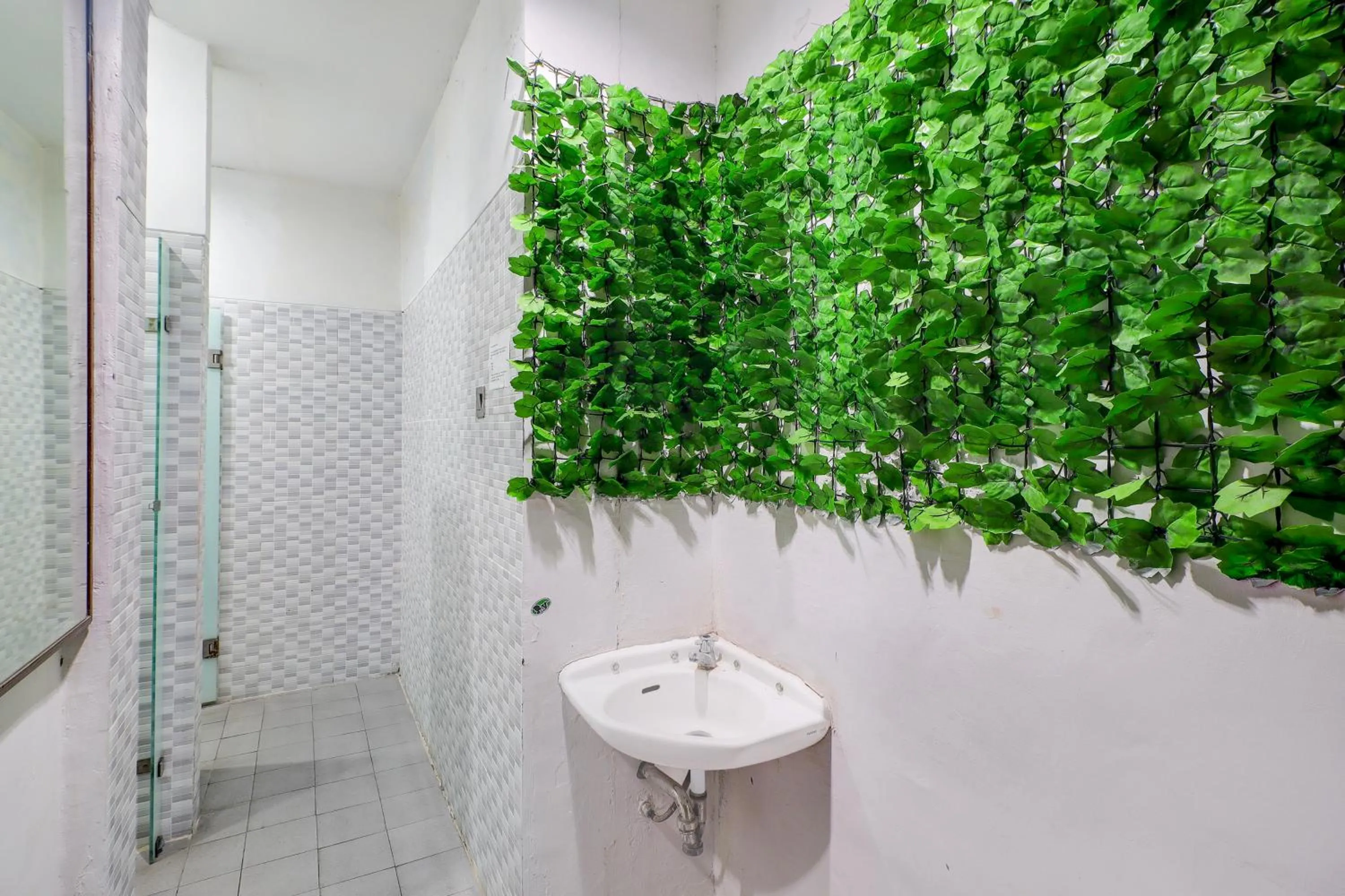 Bathroom in Collection O Legian Near Bimc Hospital Nusa Uda Formerly Anna Kuta Inn