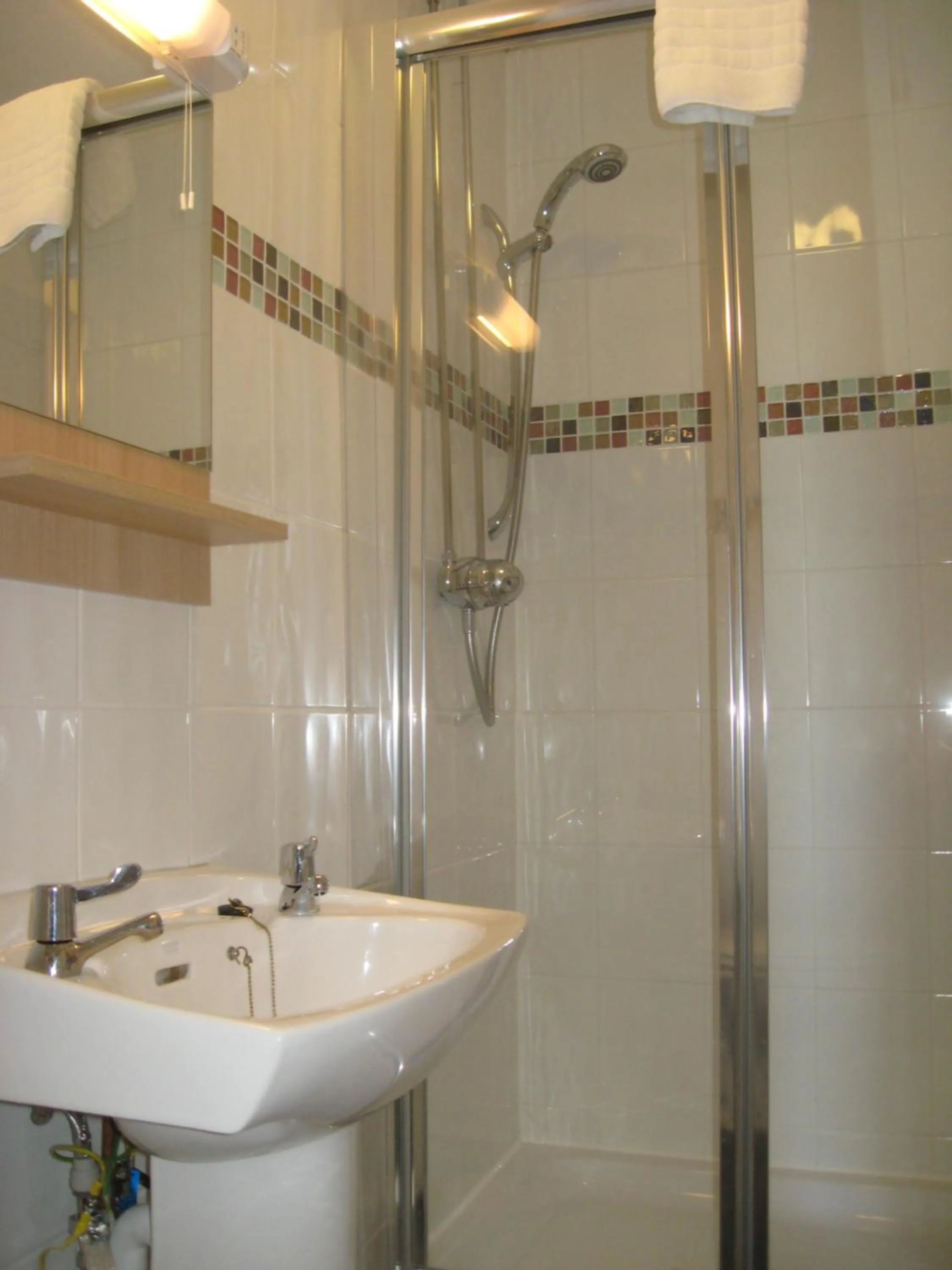 Bathroom in Shaftesbury Hotel Dundee