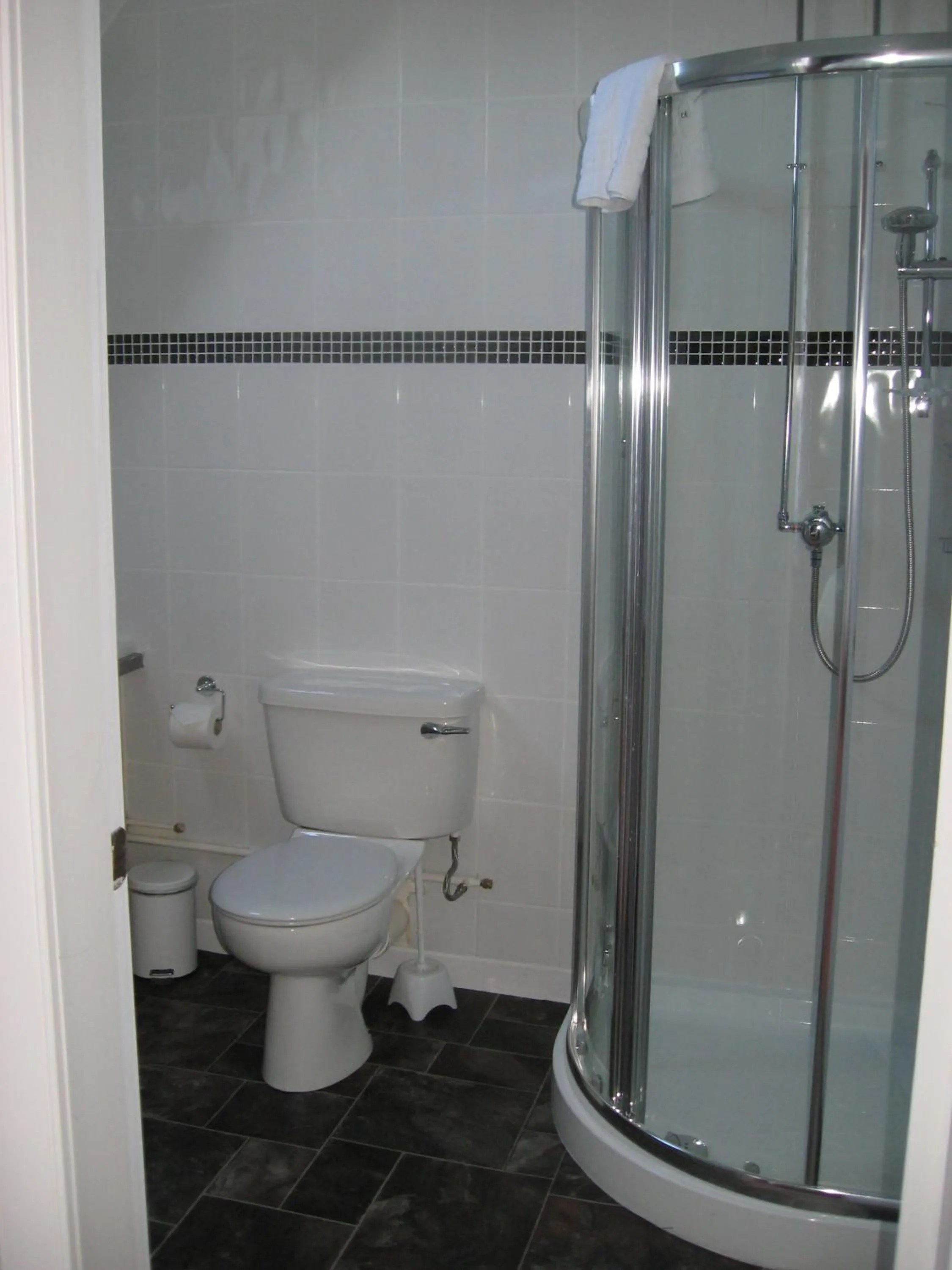 Bathroom in Shaftesbury Hotel Dundee