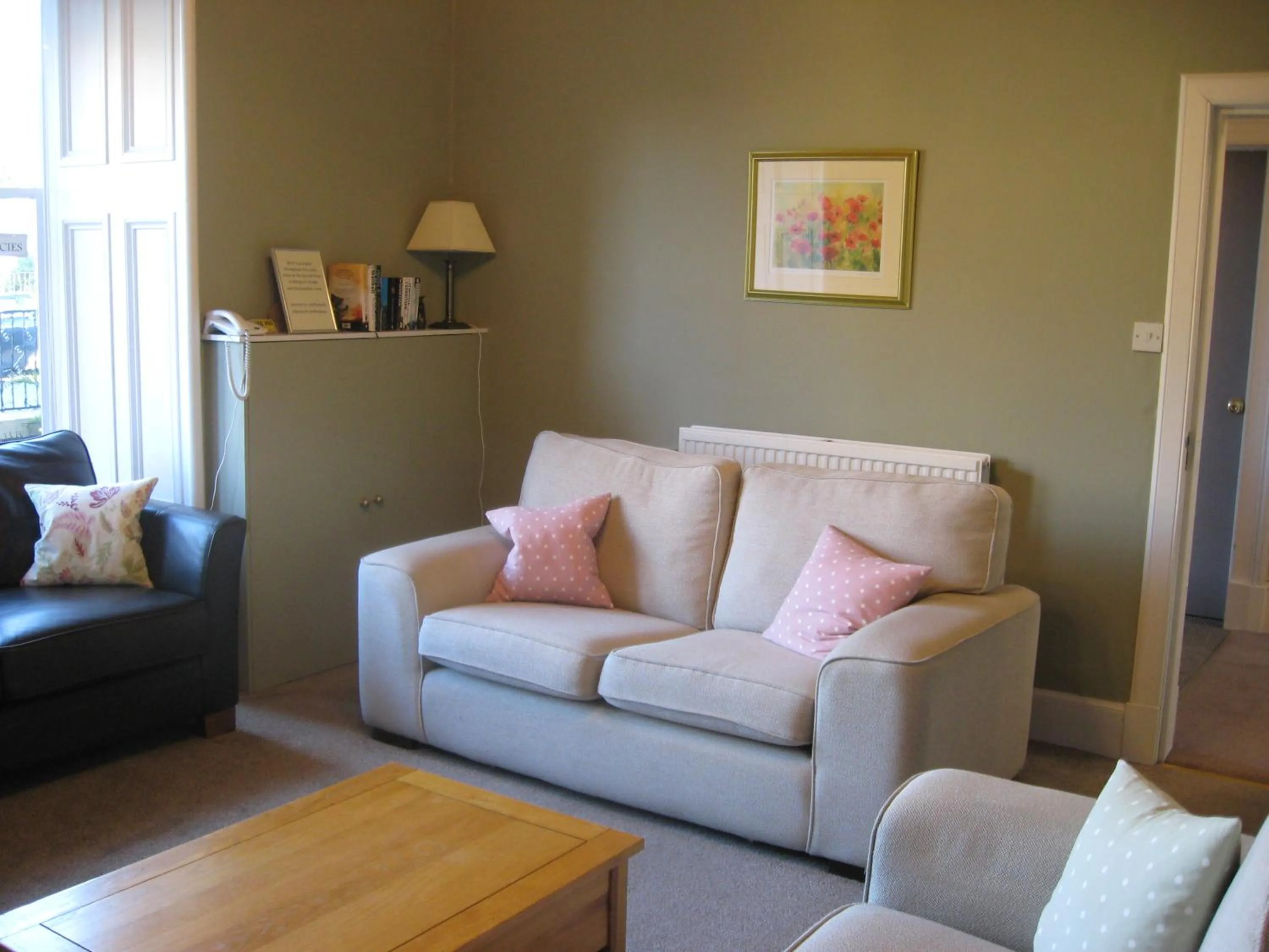 Communal lounge/ TV room in Shaftesbury Hotel Dundee