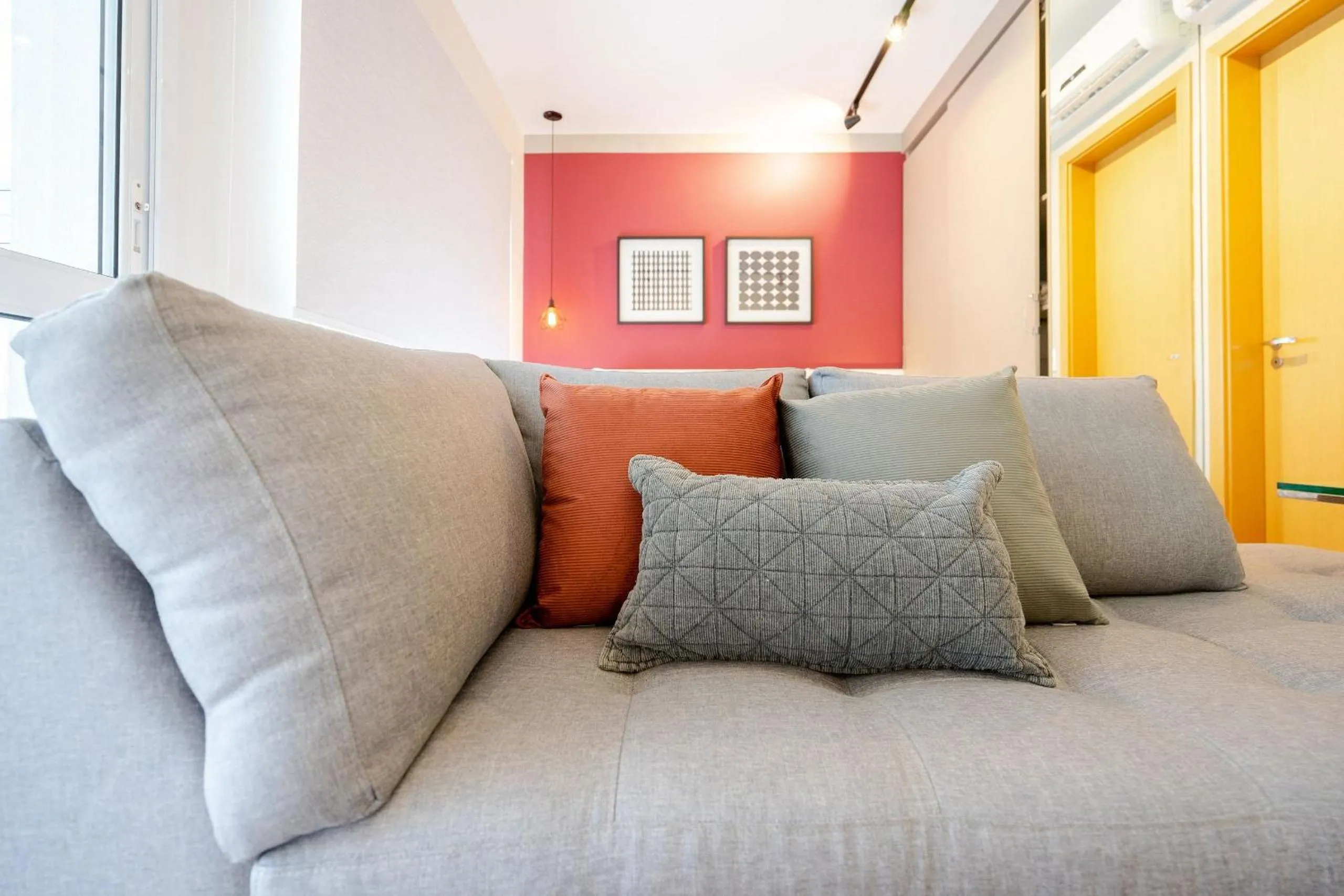 Seating area in Homelike by Viva - Apartamentos completos em Pinheiros a uma quadra da Faria Lima