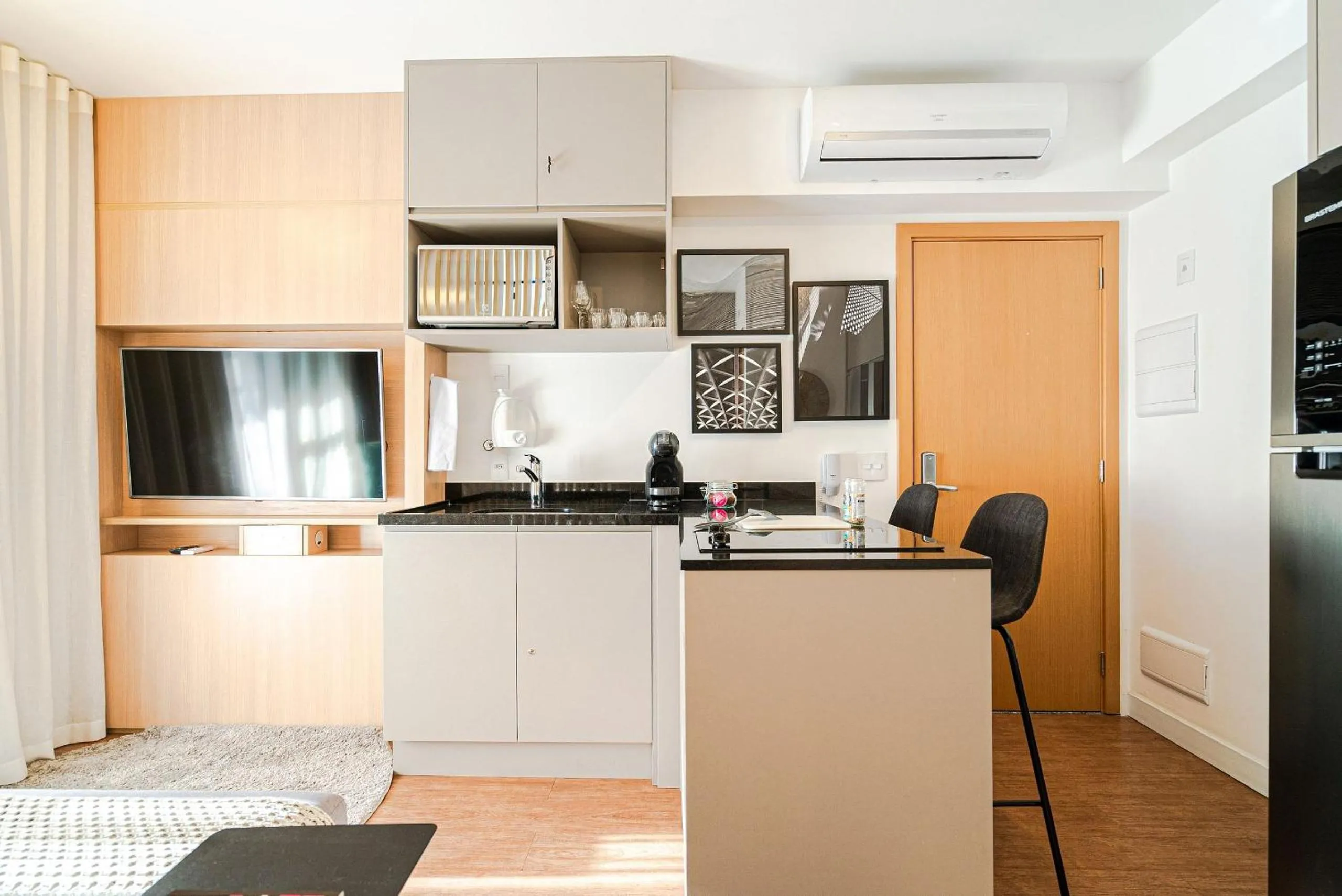 TV and multimedia in Homelike by Viva - Apartamentos completos em Pinheiros a uma quadra da Faria Lima