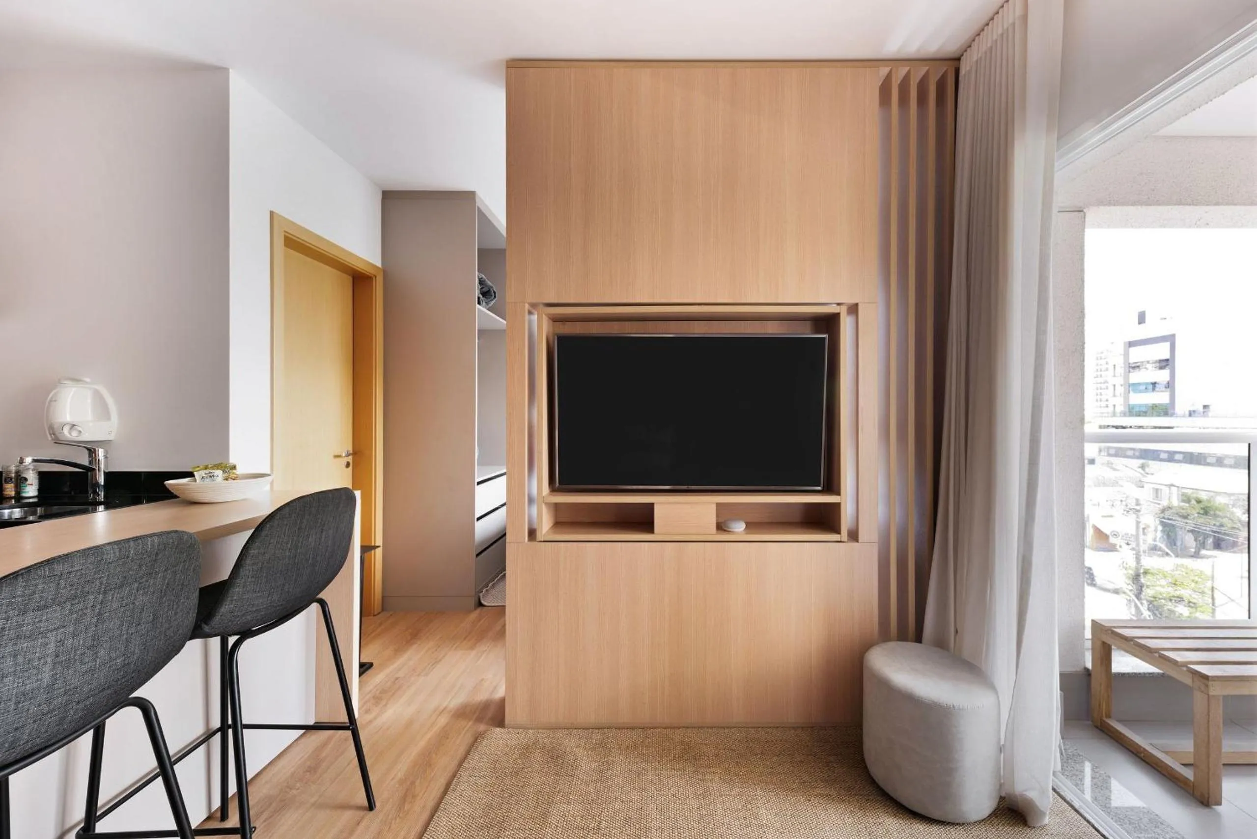 TV and multimedia in Homelike by Viva - Apartamentos completos em Pinheiros a uma quadra da Faria Lima