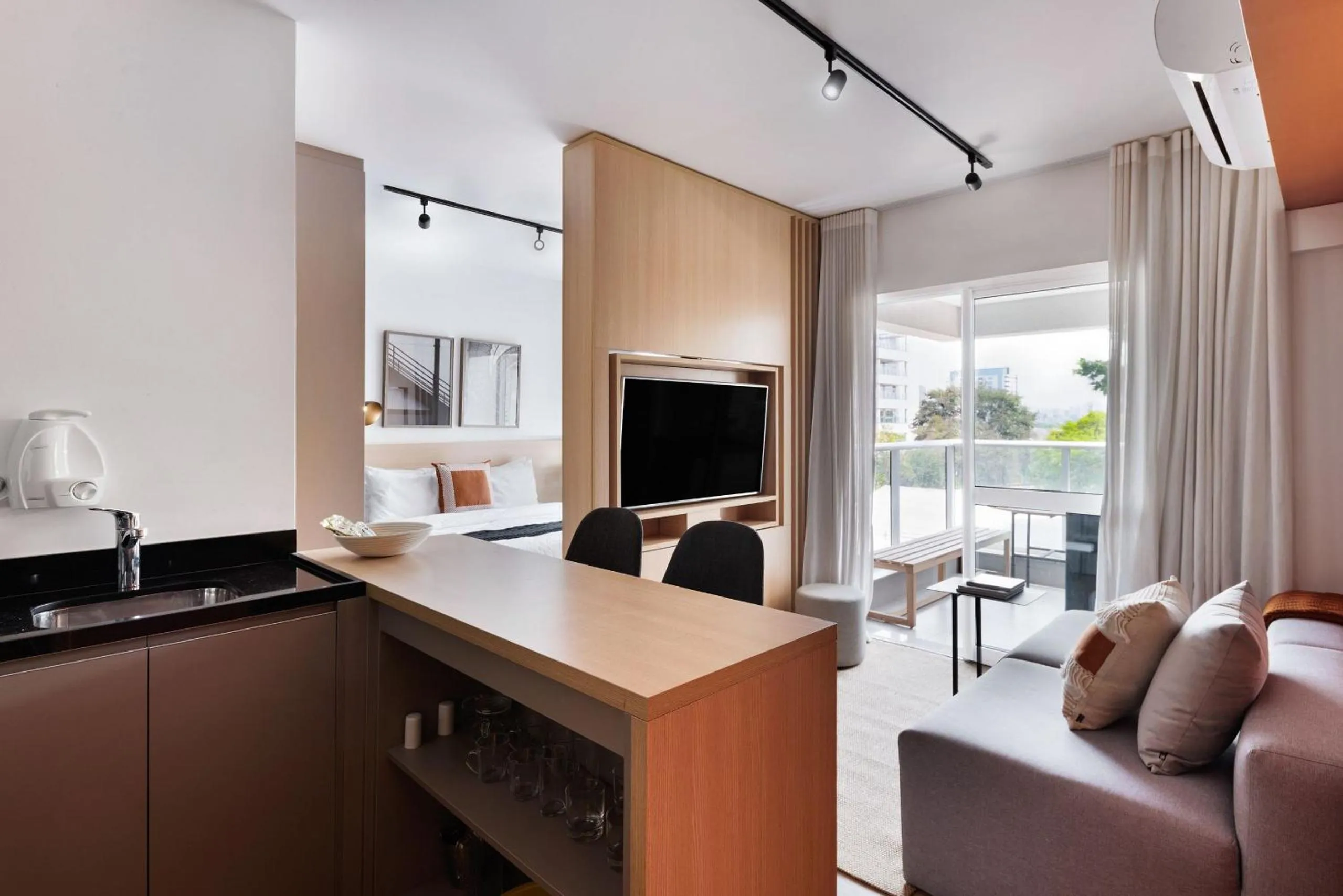 Dining area, Bed in Homelike by Viva - Apartamentos completos em Pinheiros a uma quadra da Faria Lima