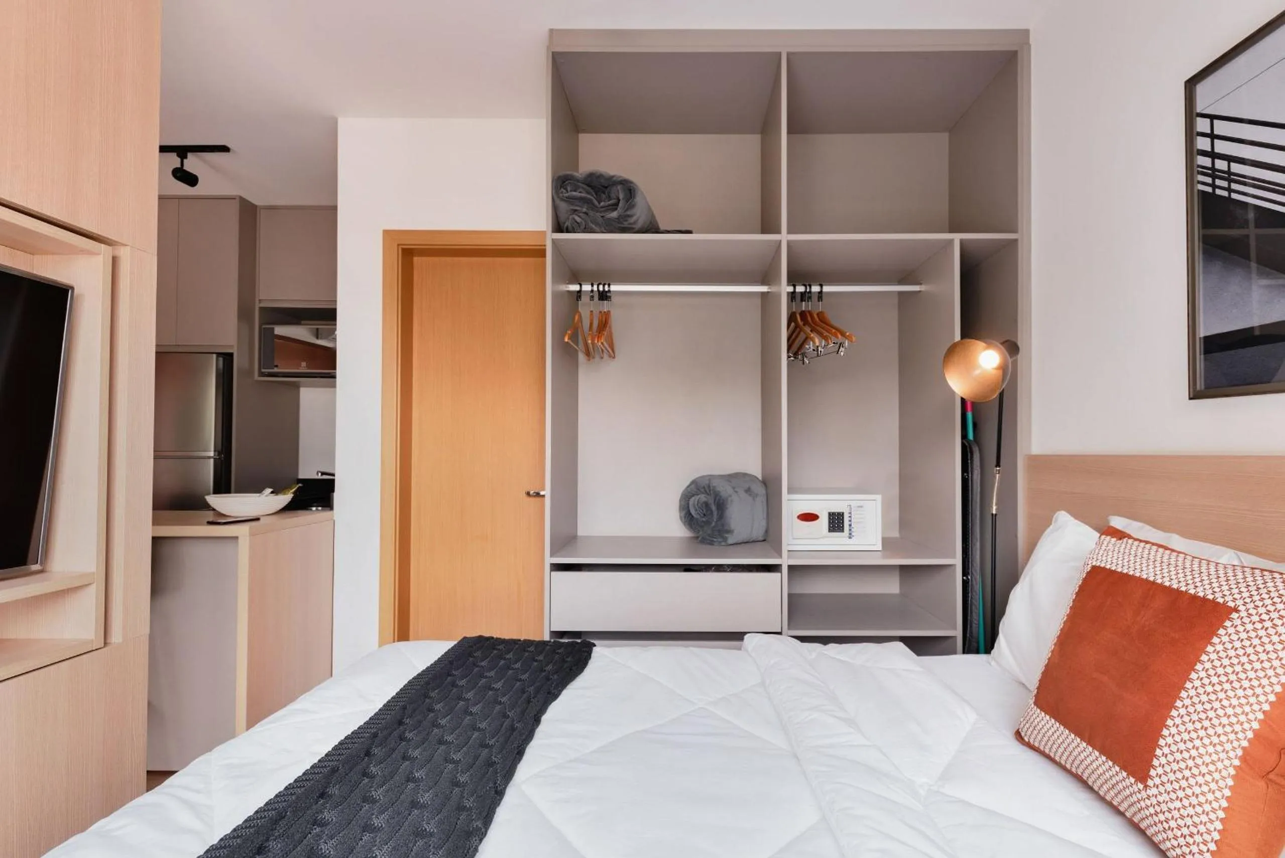 TV and multimedia, Bed in Homelike by Viva - Apartamentos completos em Pinheiros a uma quadra da Faria Lima