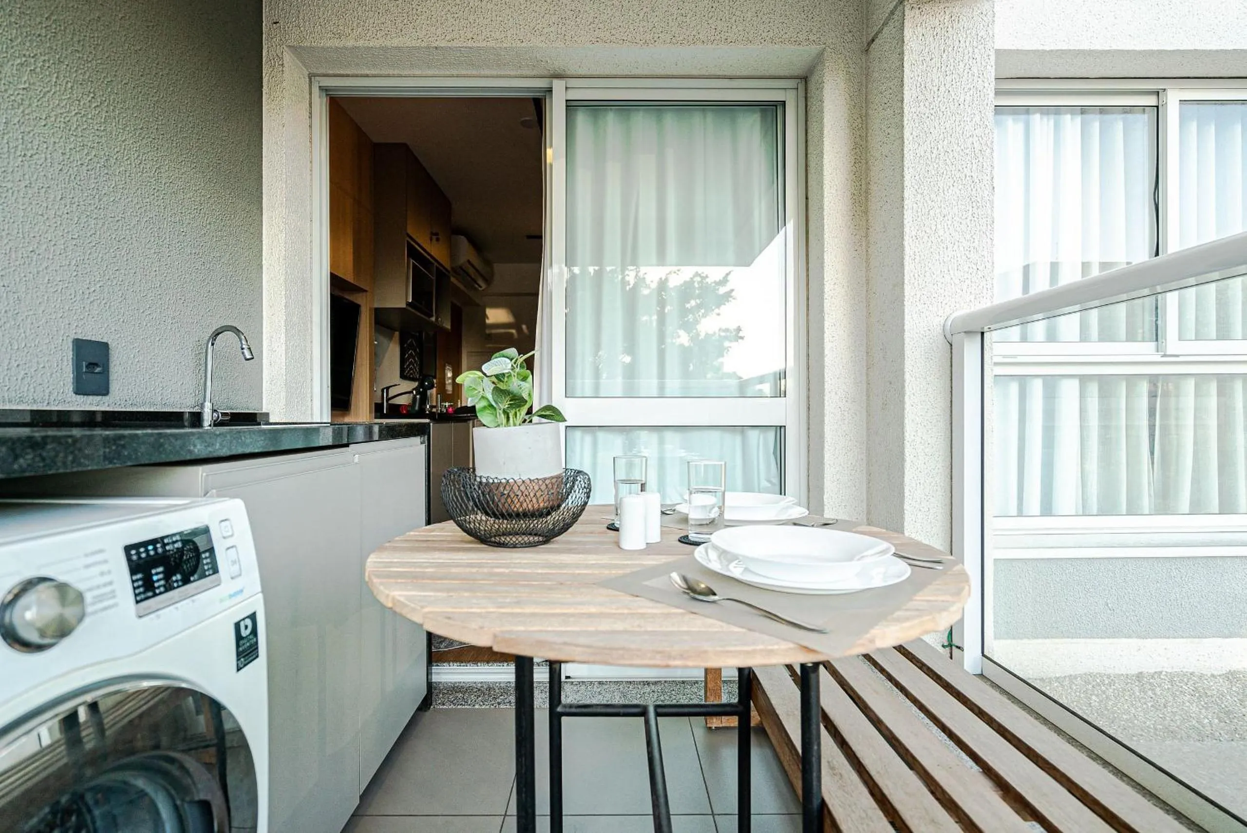 Dining area in Homelike by Viva - Apartamentos completos em Pinheiros a uma quadra da Faria Lima