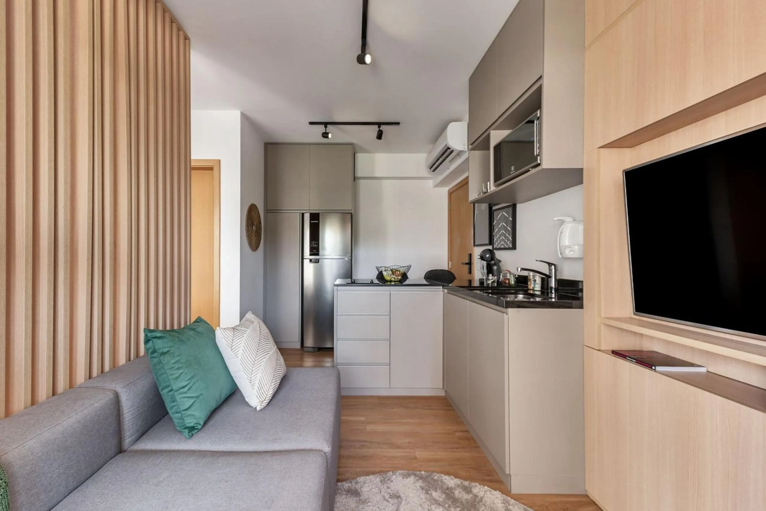 Seating area in Homelike by Viva - Apartamentos completos em Pinheiros a uma quadra da Faria Lima