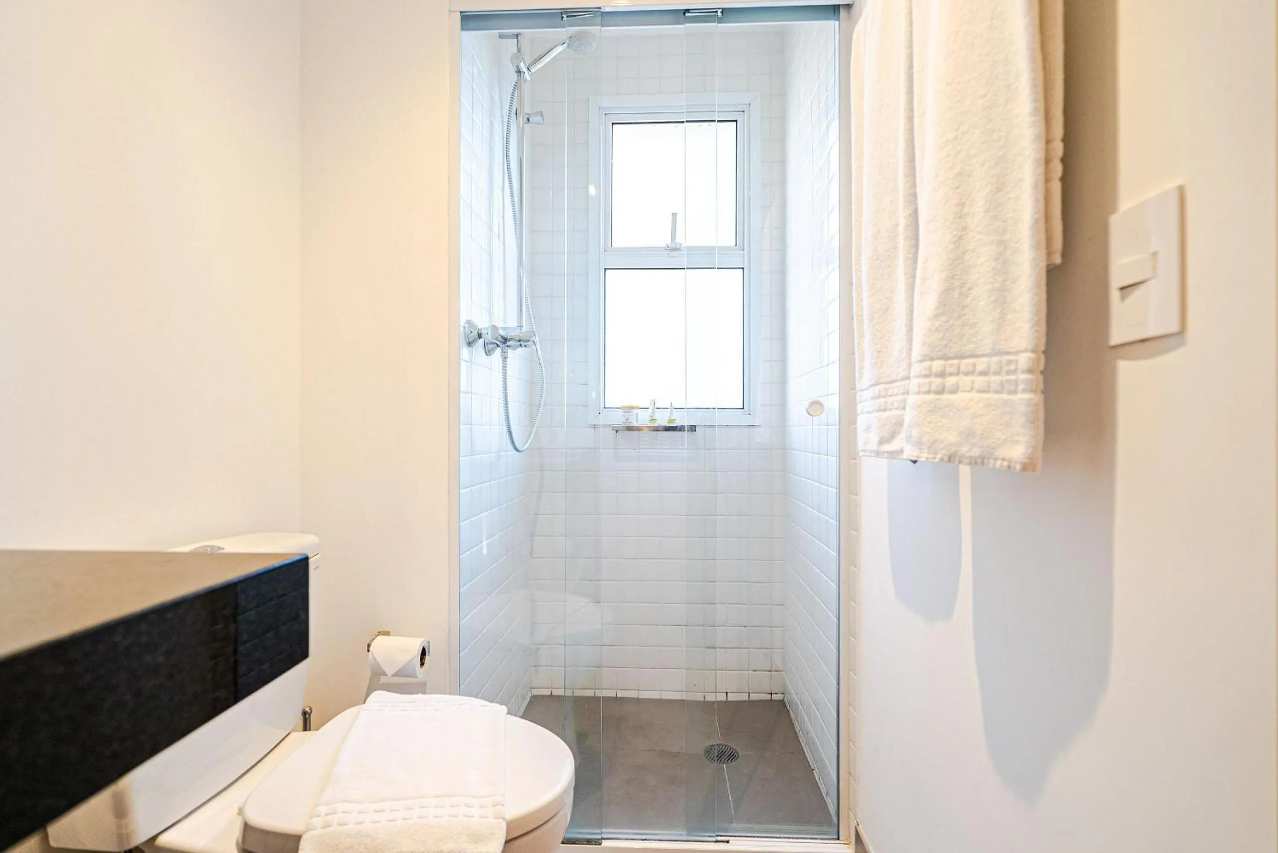 Bathroom in Homelike by Viva - Apartamentos completos em Pinheiros a uma quadra da Faria Lima
