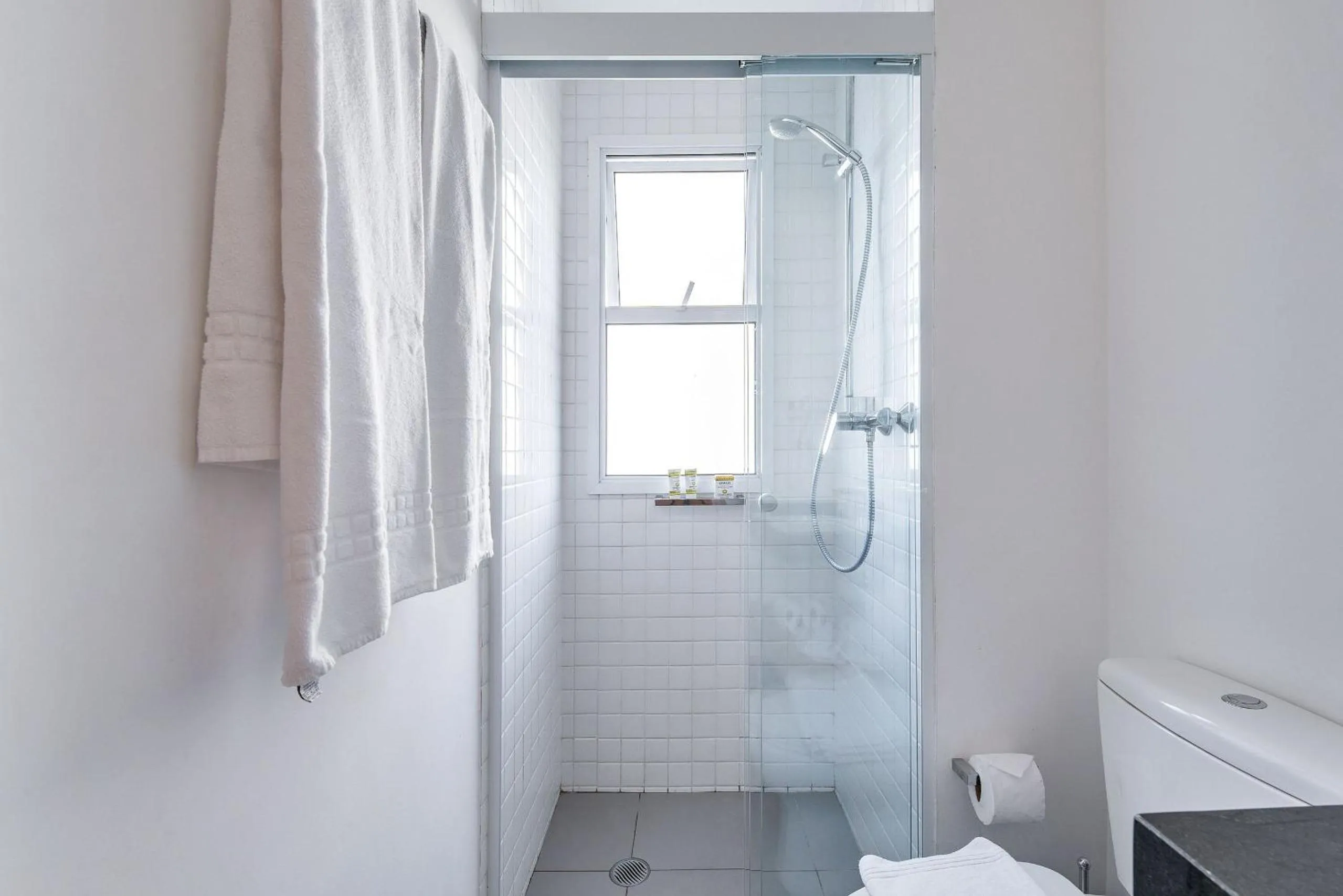 Toilet in Homelike by Viva - Apartamentos completos em Pinheiros a uma quadra da Faria Lima