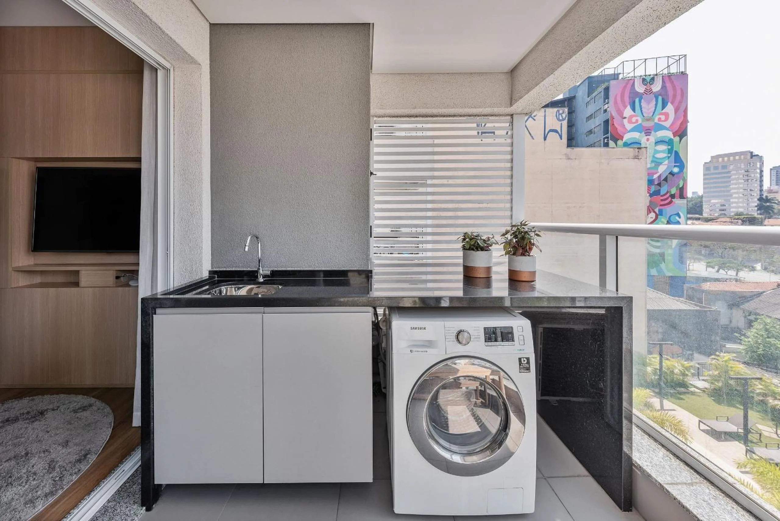 washing machine in Homelike by Viva - Apartamentos completos em Pinheiros a uma quadra da Faria Lima