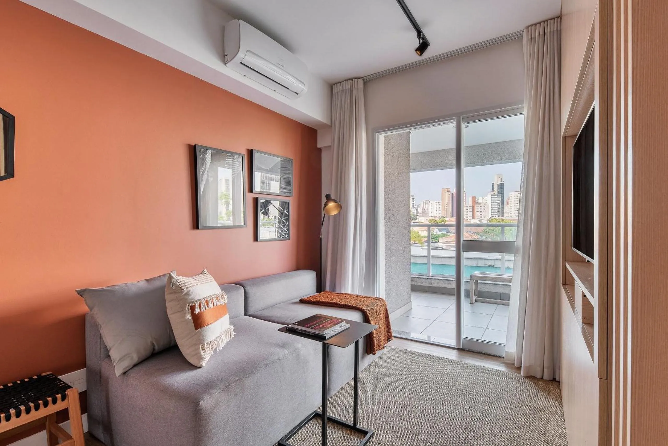 TV and multimedia in Homelike by Viva - Apartamentos completos em Pinheiros a uma quadra da Faria Lima