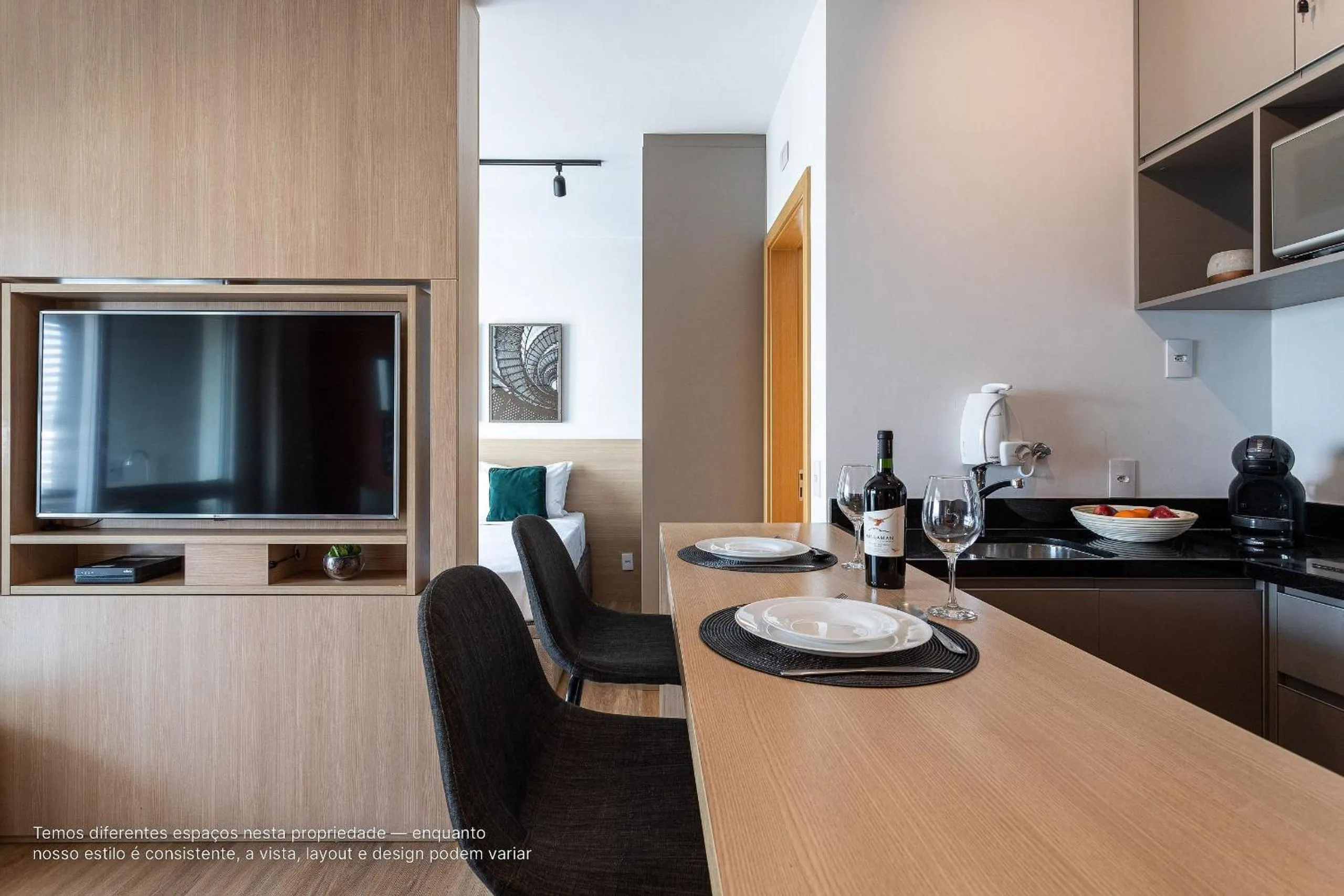 TV and multimedia in Homelike by Viva - Apartamentos completos em Pinheiros a uma quadra da Faria Lima