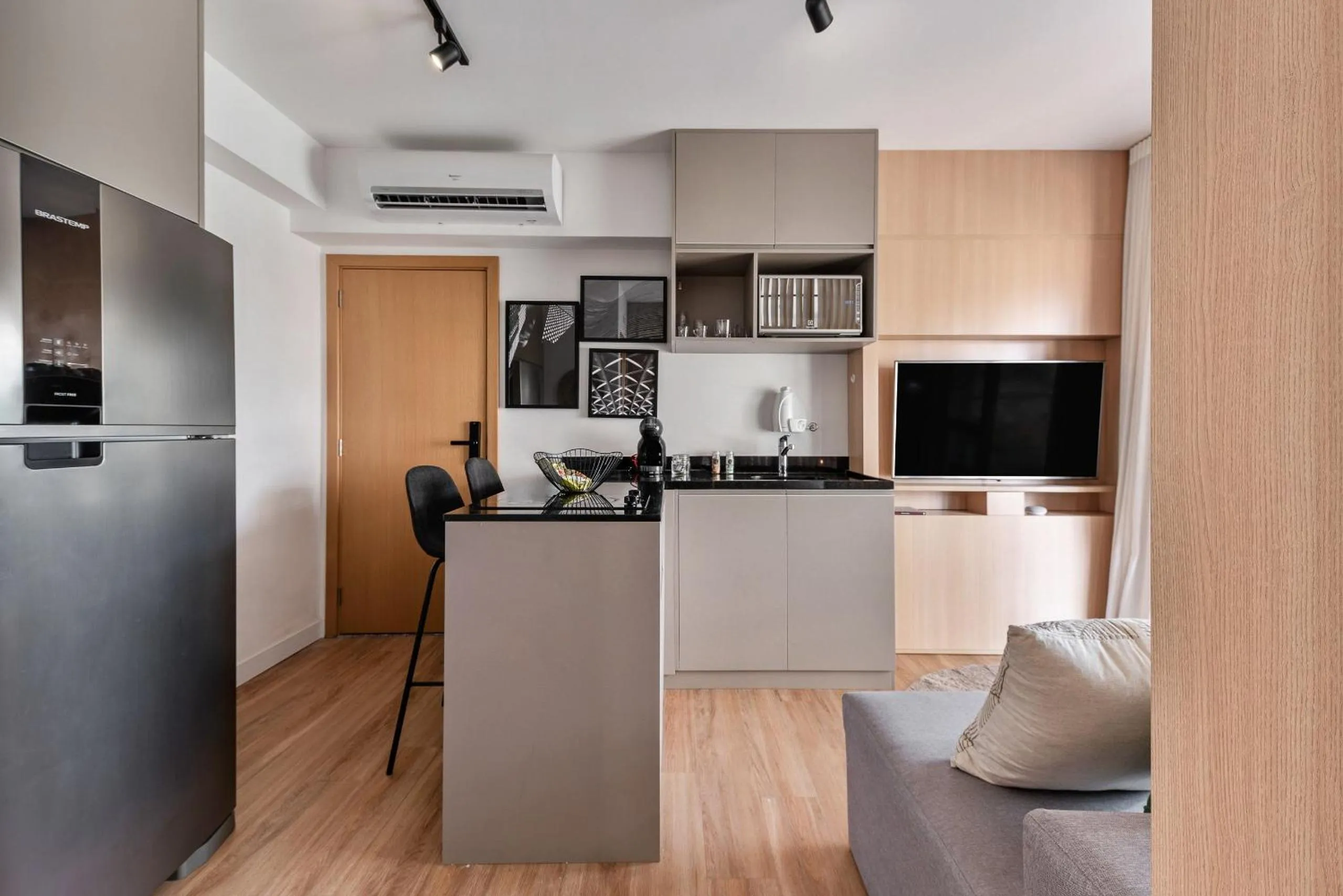 TV and multimedia in Homelike by Viva - Apartamentos completos em Pinheiros a uma quadra da Faria Lima