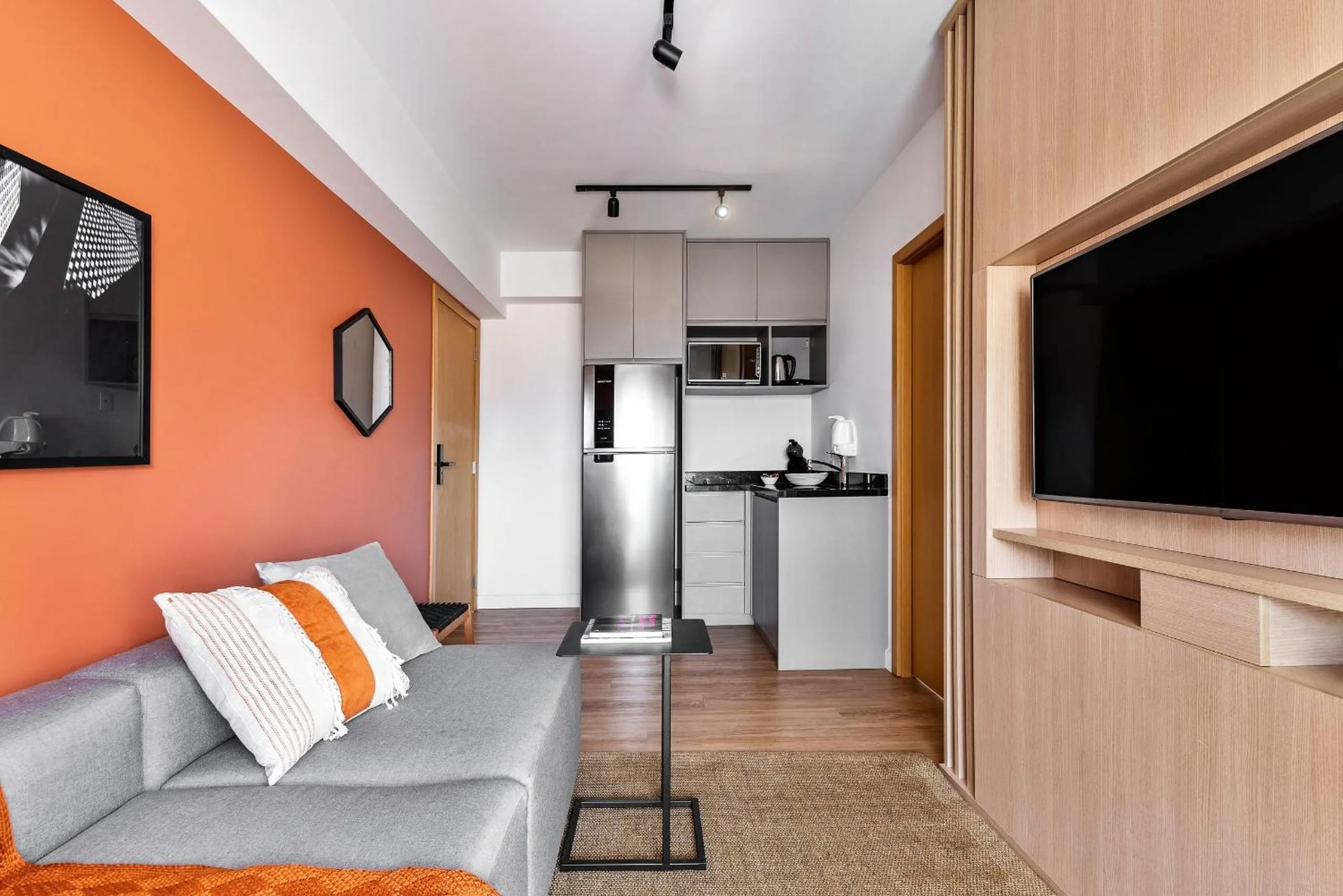 TV and multimedia in Homelike by Viva - Apartamentos completos em Pinheiros a uma quadra da Faria Lima