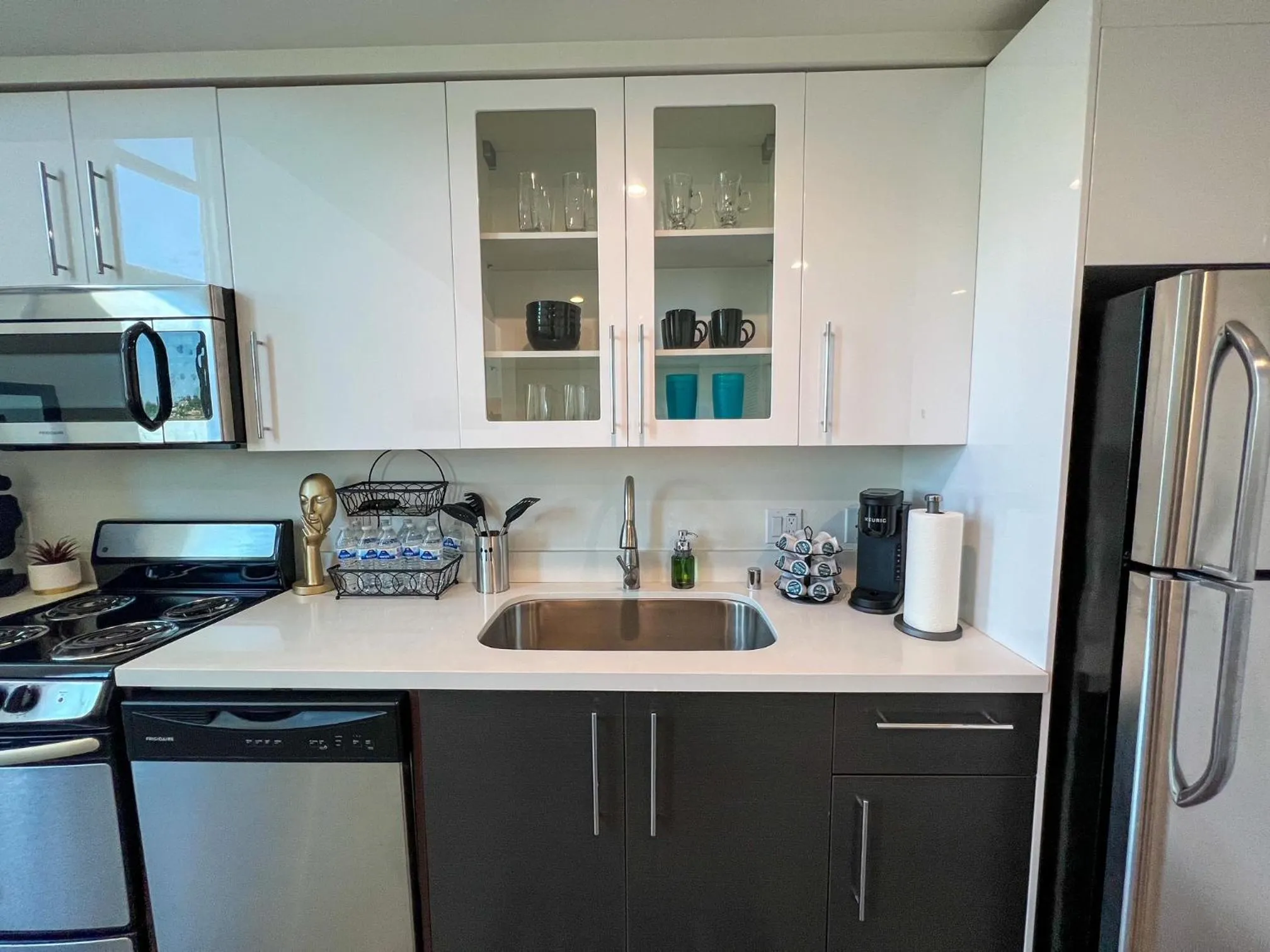 Coffee/tea facilities in Downtown Los Angeles Skyline balcony view Modern Penthouse