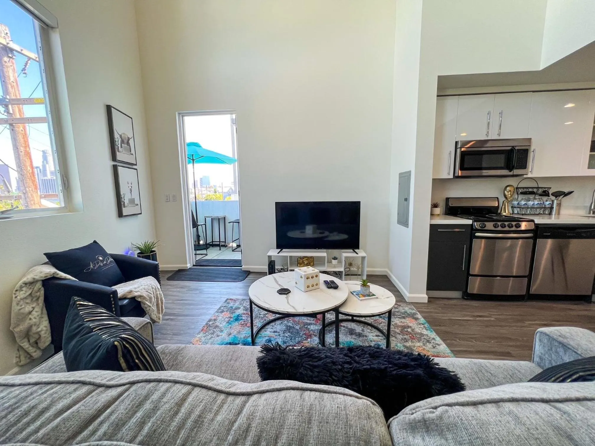 Communal lounge/ TV room, Bed in Downtown Los Angeles Skyline balcony view Modern Penthouse