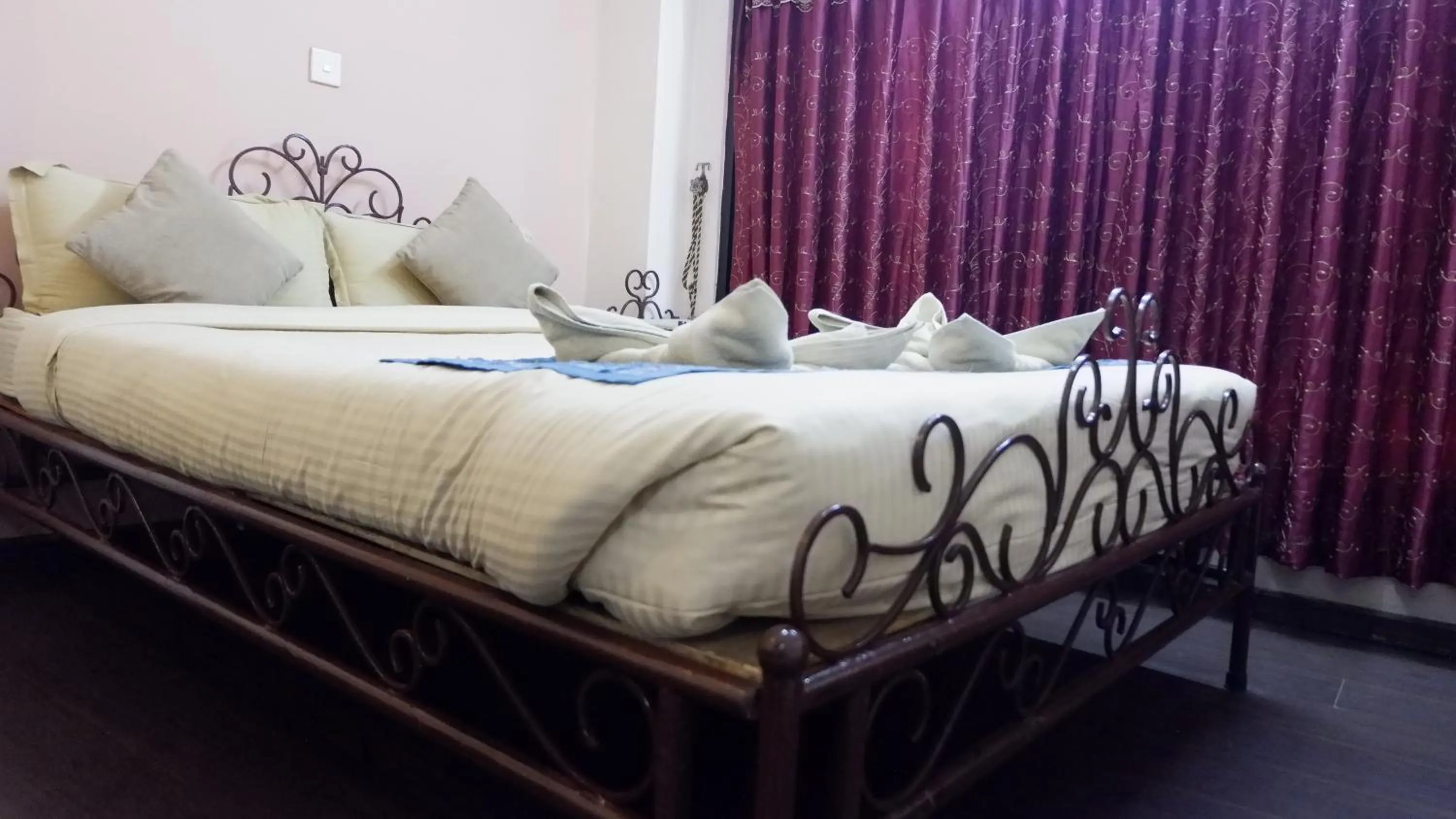 Bedroom, Bed in Cosy Hotel