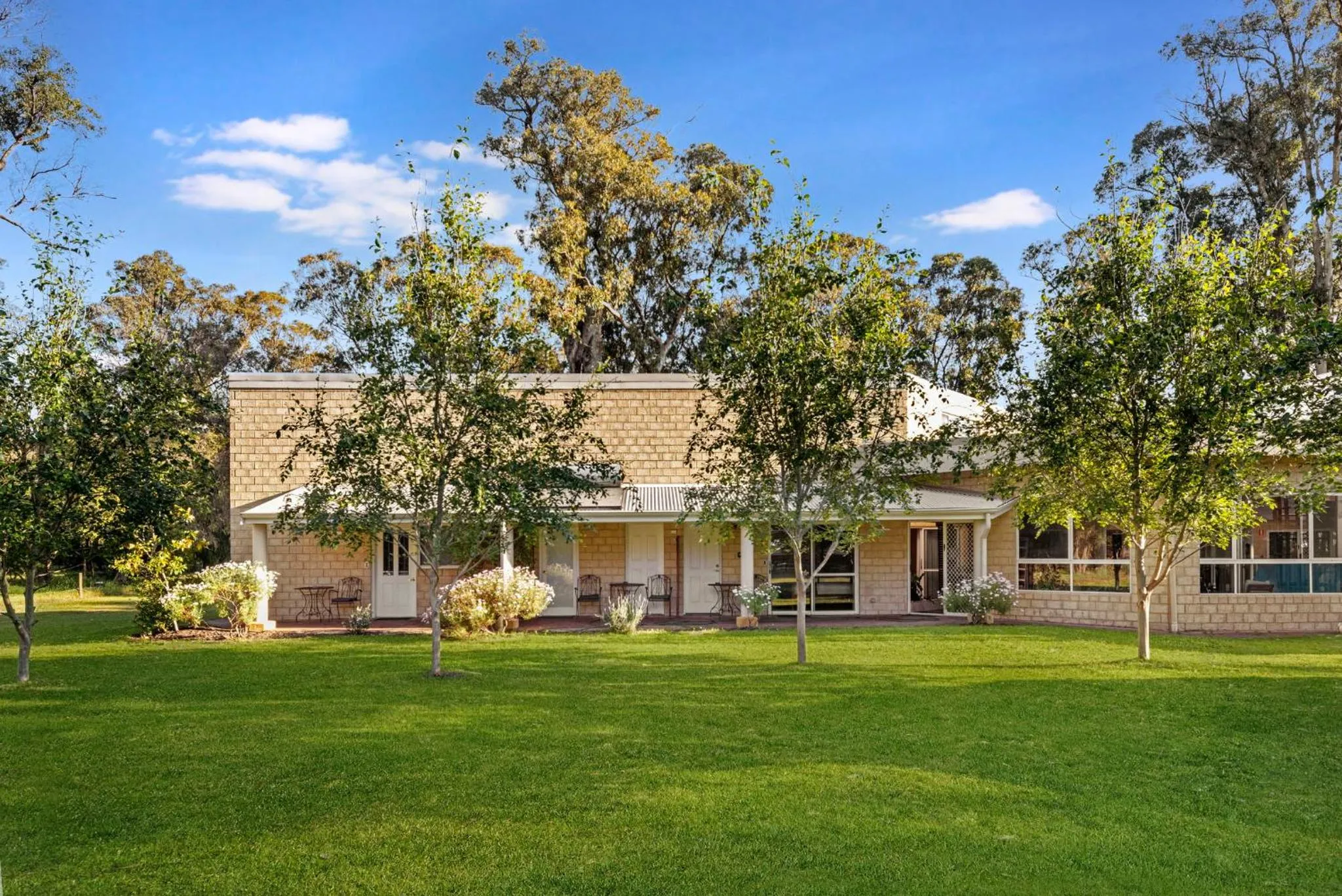 Inn The Tuarts Guest Lodge